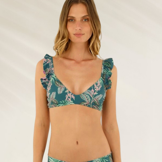 Modelo vestindo Top Malai Reversível com Folhos em estampa tropical verde e decote em V