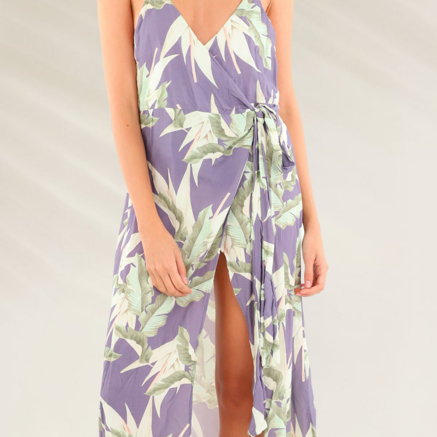 Vestido Comprido com Abertura Frontal MALAI em estampa floral com detalhes em verde e lilás