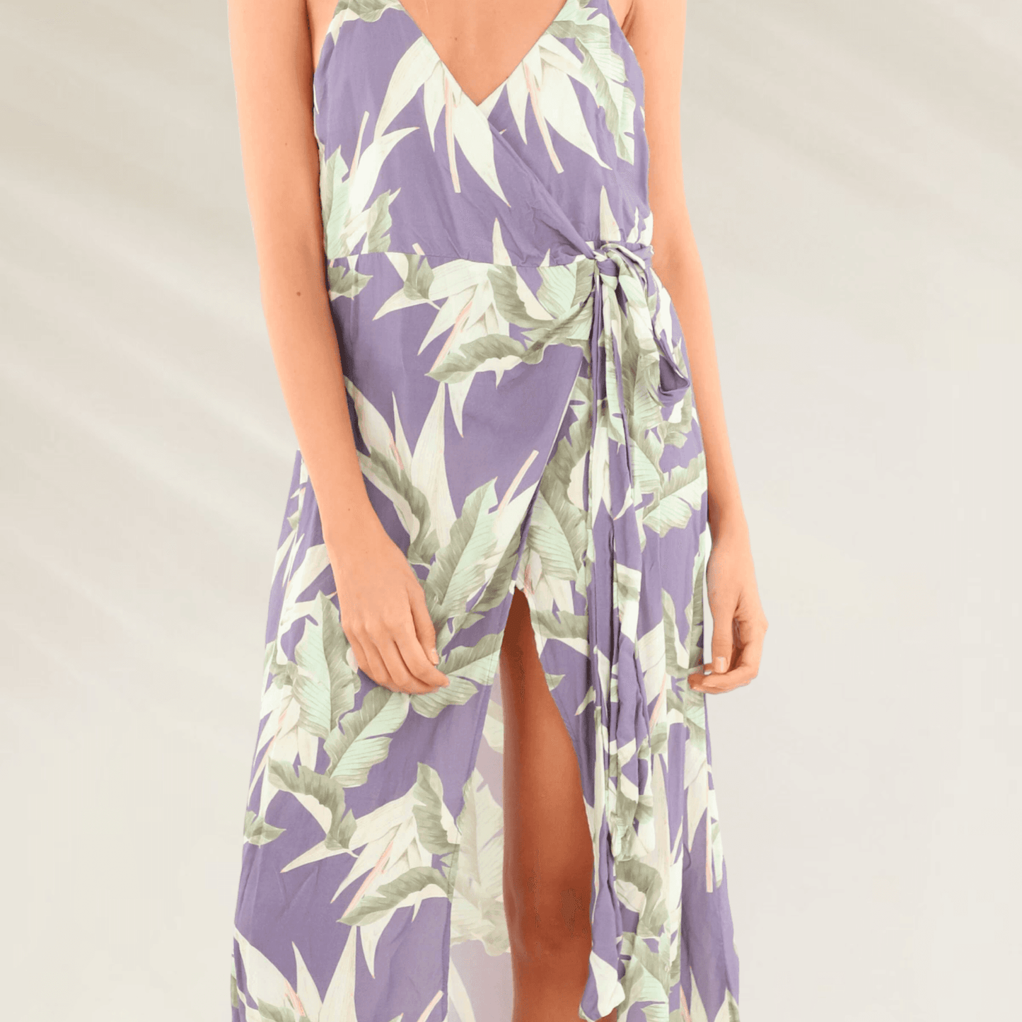 Vestido Comprido com Abertura Frontal MALAI em estampa floral com detalhes em verde e lilás