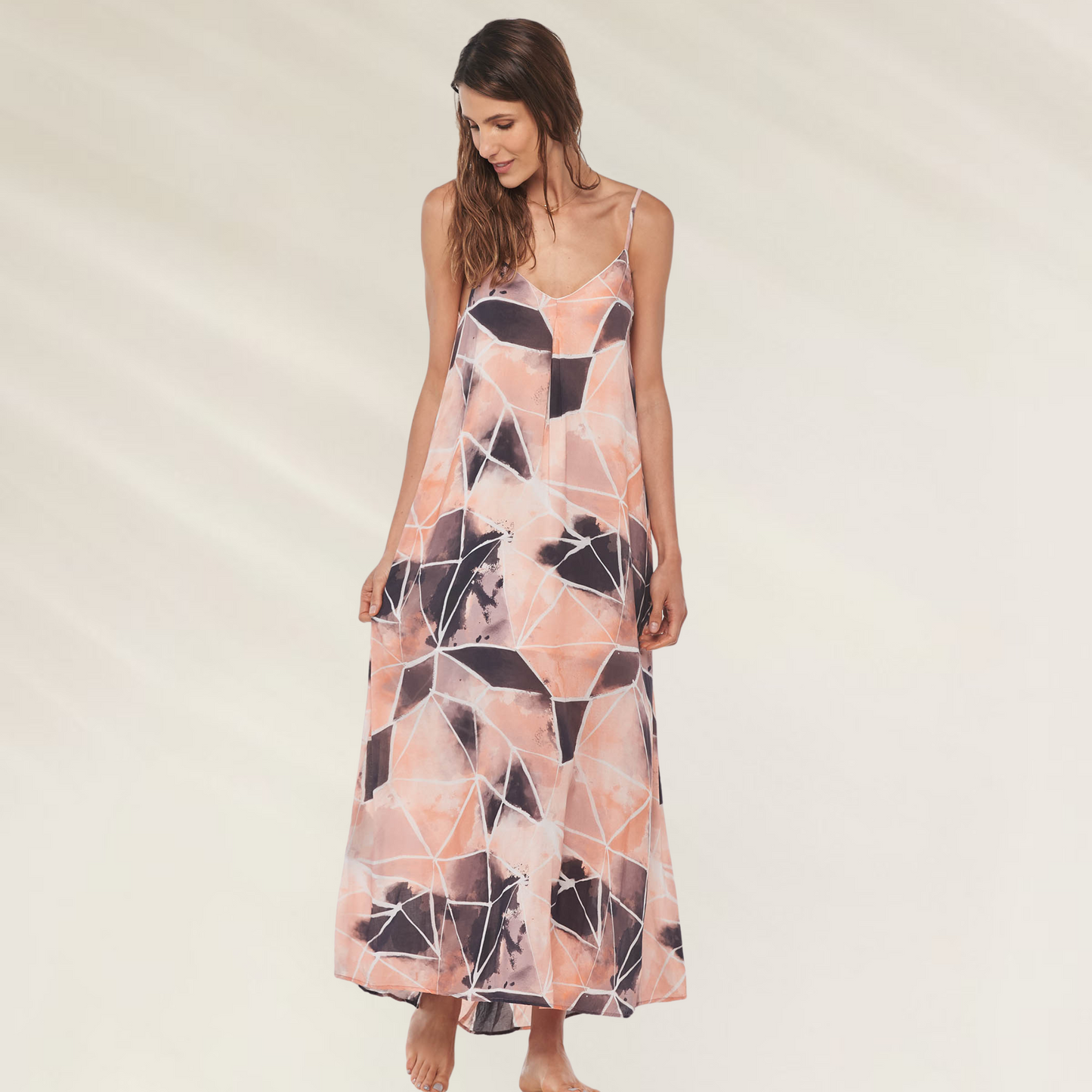 Vestido Longo Estampado geométrico Malai com alças finas em tons de rosa e preto