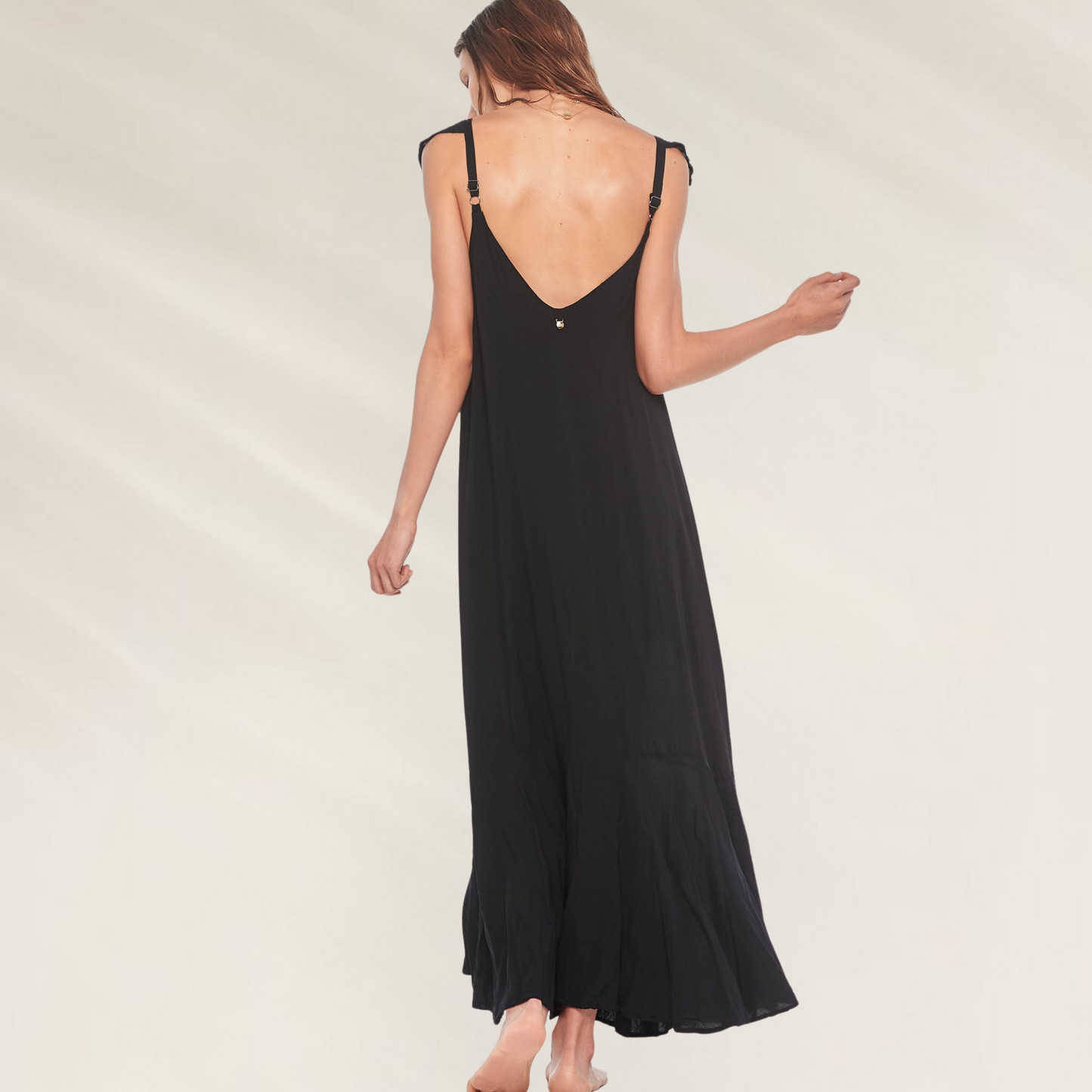 Vestido Preto Longo com Decote em V Malai visto de costas com alças finas ajustáveis