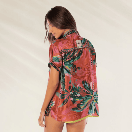 Camisa Maaji com estampa vibrante de folhas e detalhes em preto e vermelho