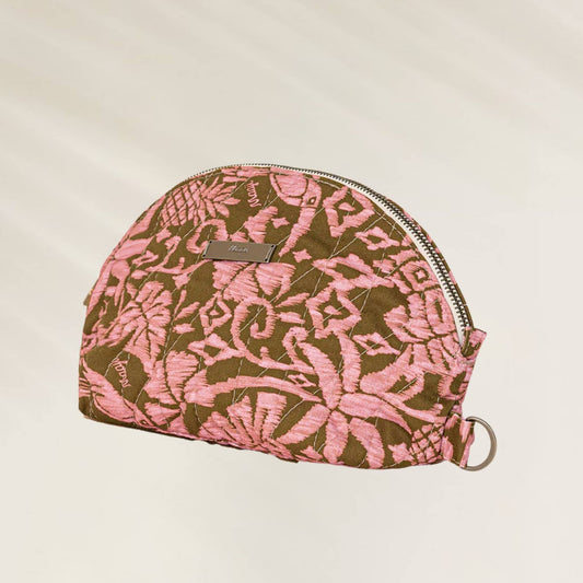 Bolsa Maaji com estampa floral pink em fundo marrom, ideal para maquiagem e acessórios