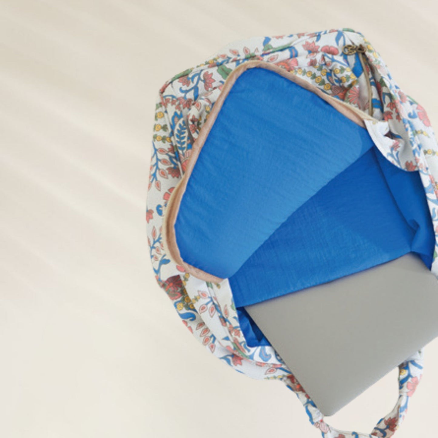 Bolsa Maaji com estampa floral e interior azul, ideal para uso diário ou de viagem