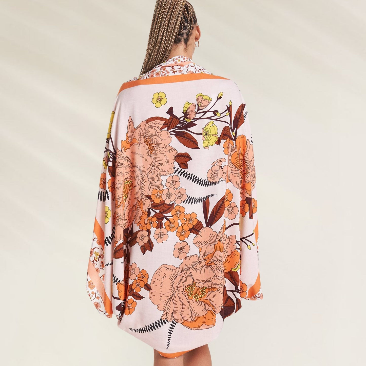 Pareo Maaji com estampa floral em tons alaranjados e rosas, ideal para compor looks de verão
