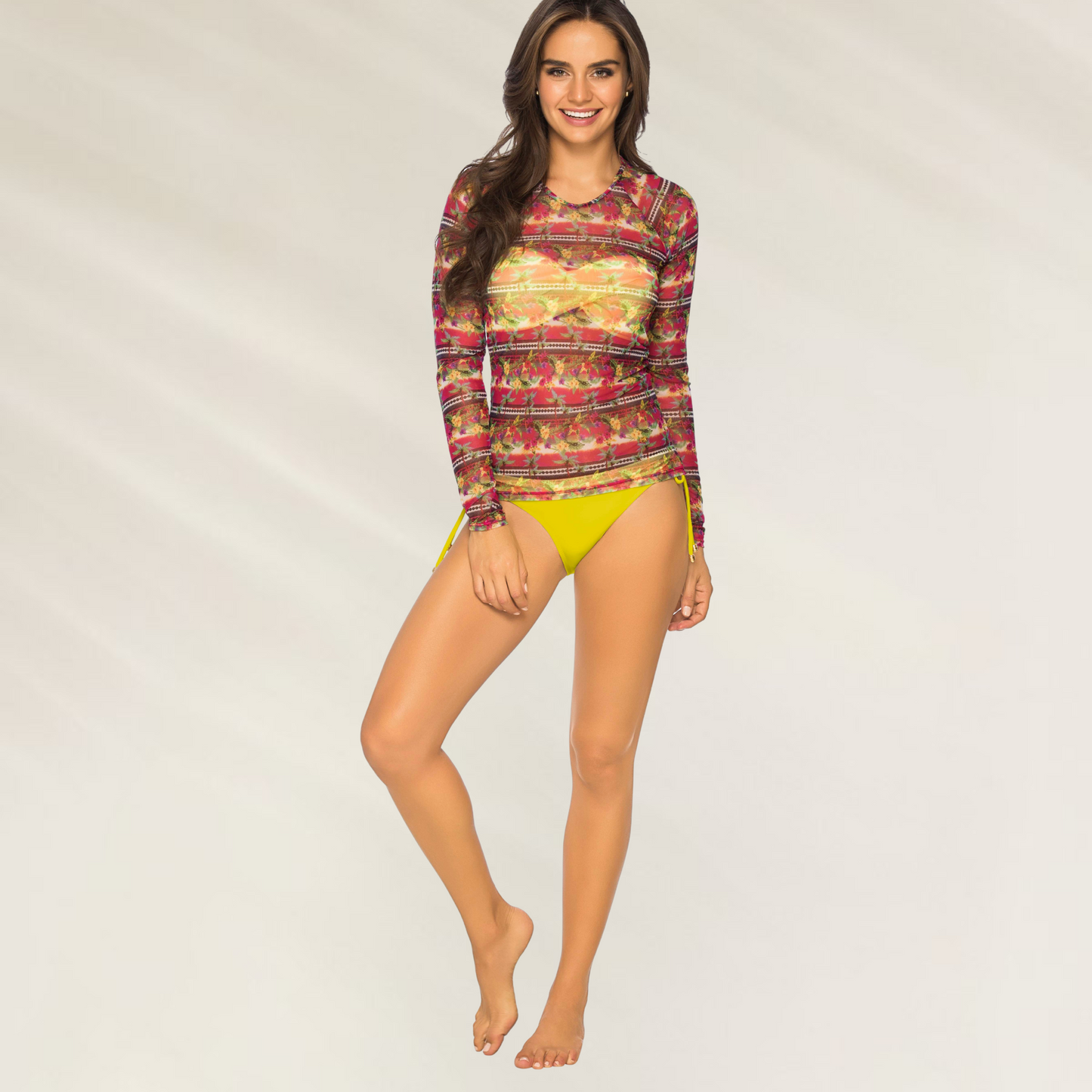 Mulher vestindo blusa em tule com manga comprida Phax estampada colorida combinando com calcinha amarela