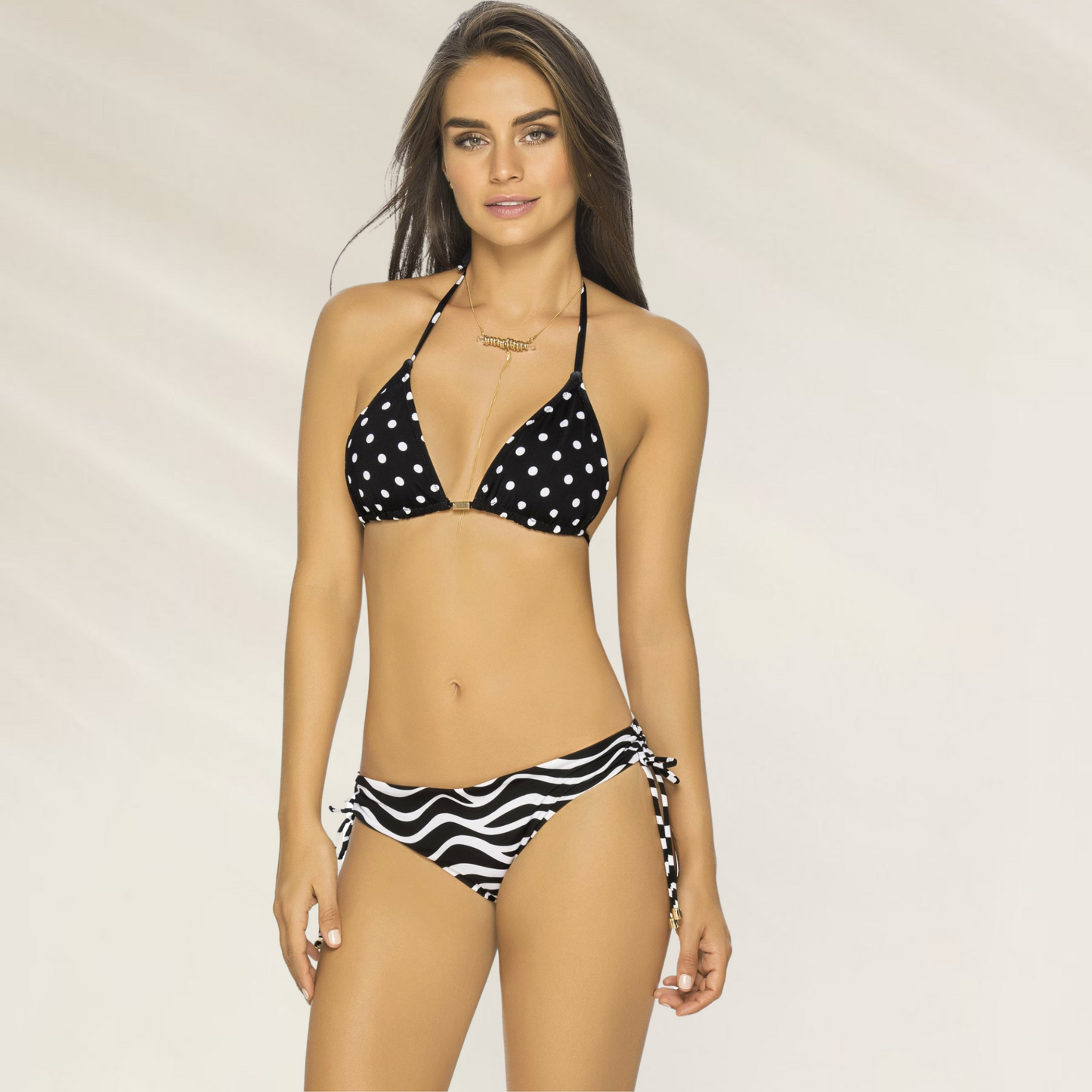 Mulher usando cueca de biquini Cueca Cheeky Phax – Animal Print em Preto & Branco com amarração lateral