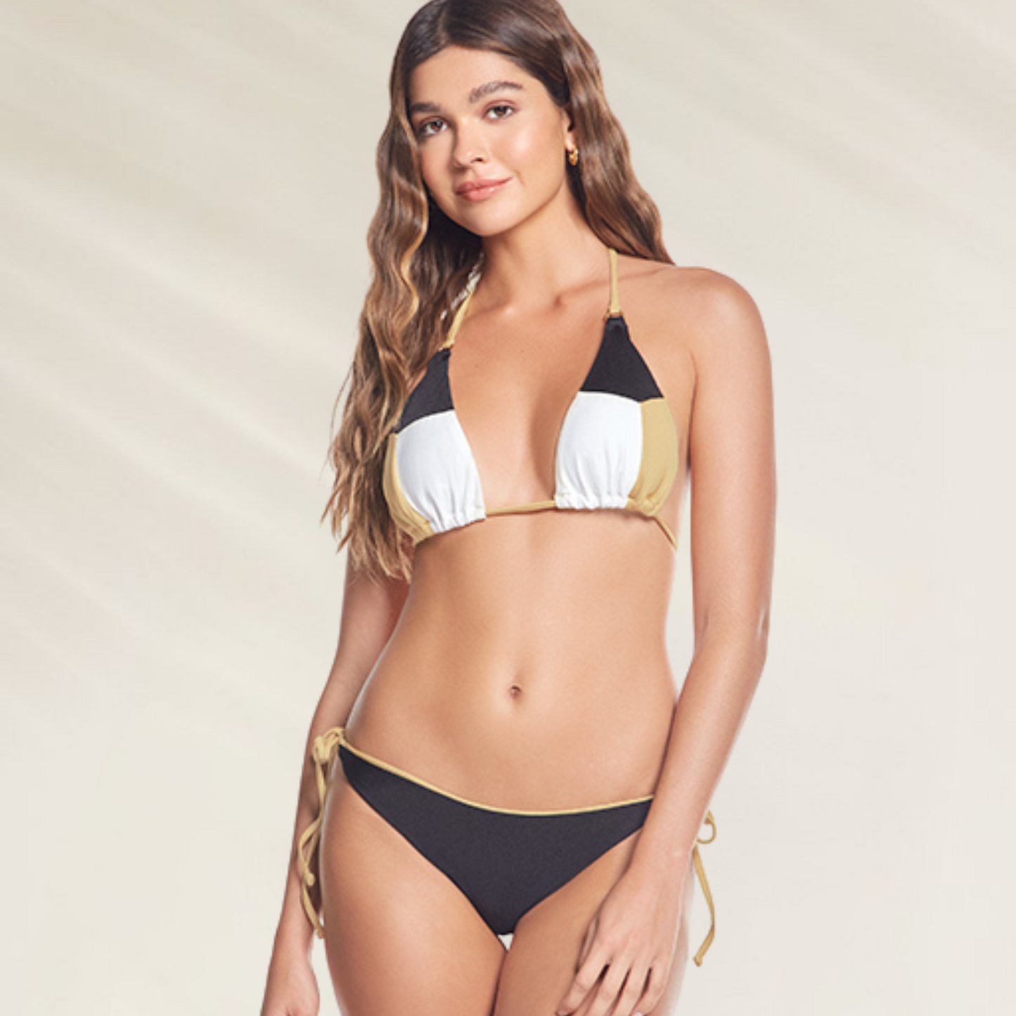 Mulher usando cueca de biquini com amarração preta e bege Cueca Latina Reversível com Frizo Traseiro Phax