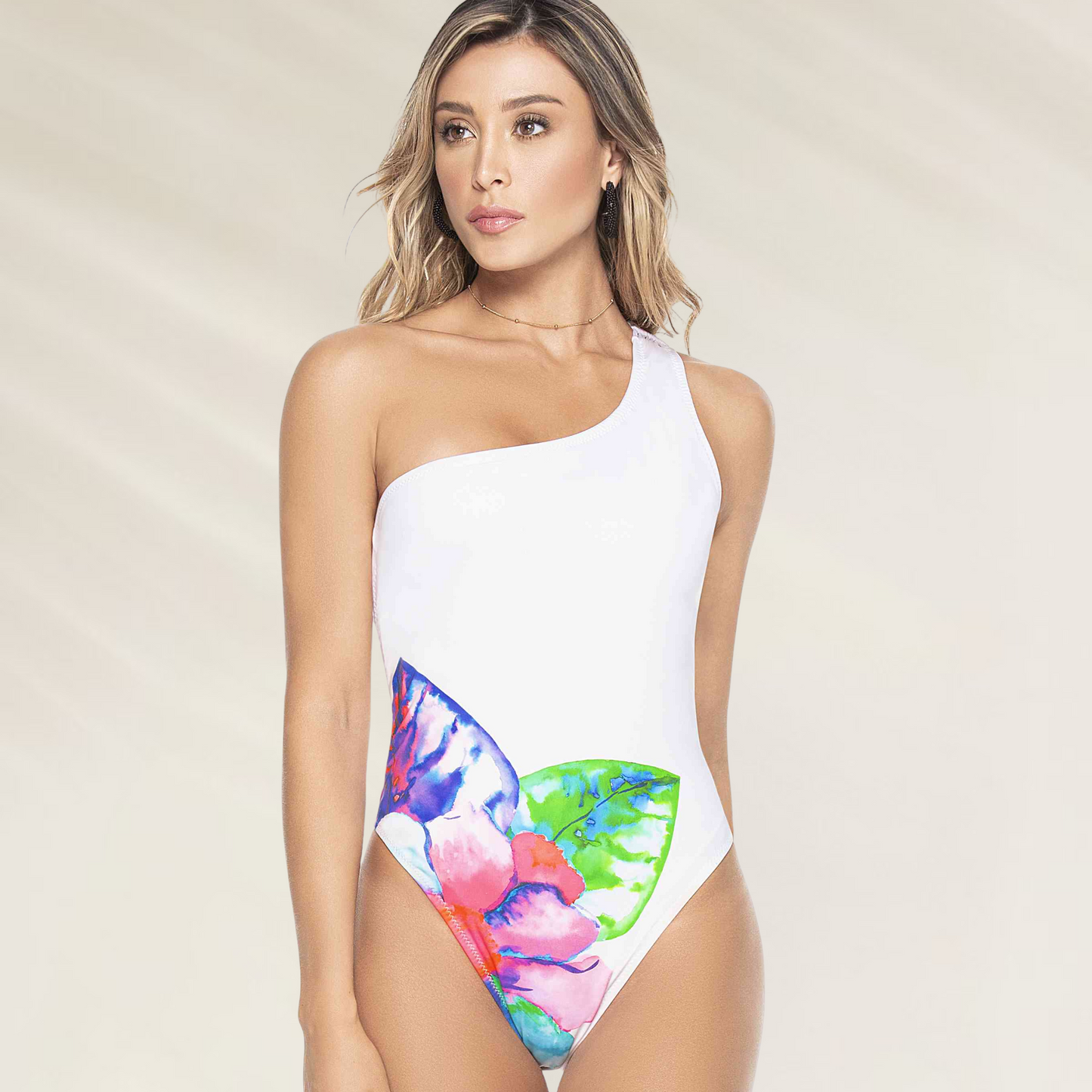 Fato de Banho Assimétrico Phax – Elegância em Cada Detalhe em tecido branco com estampa floral colorida