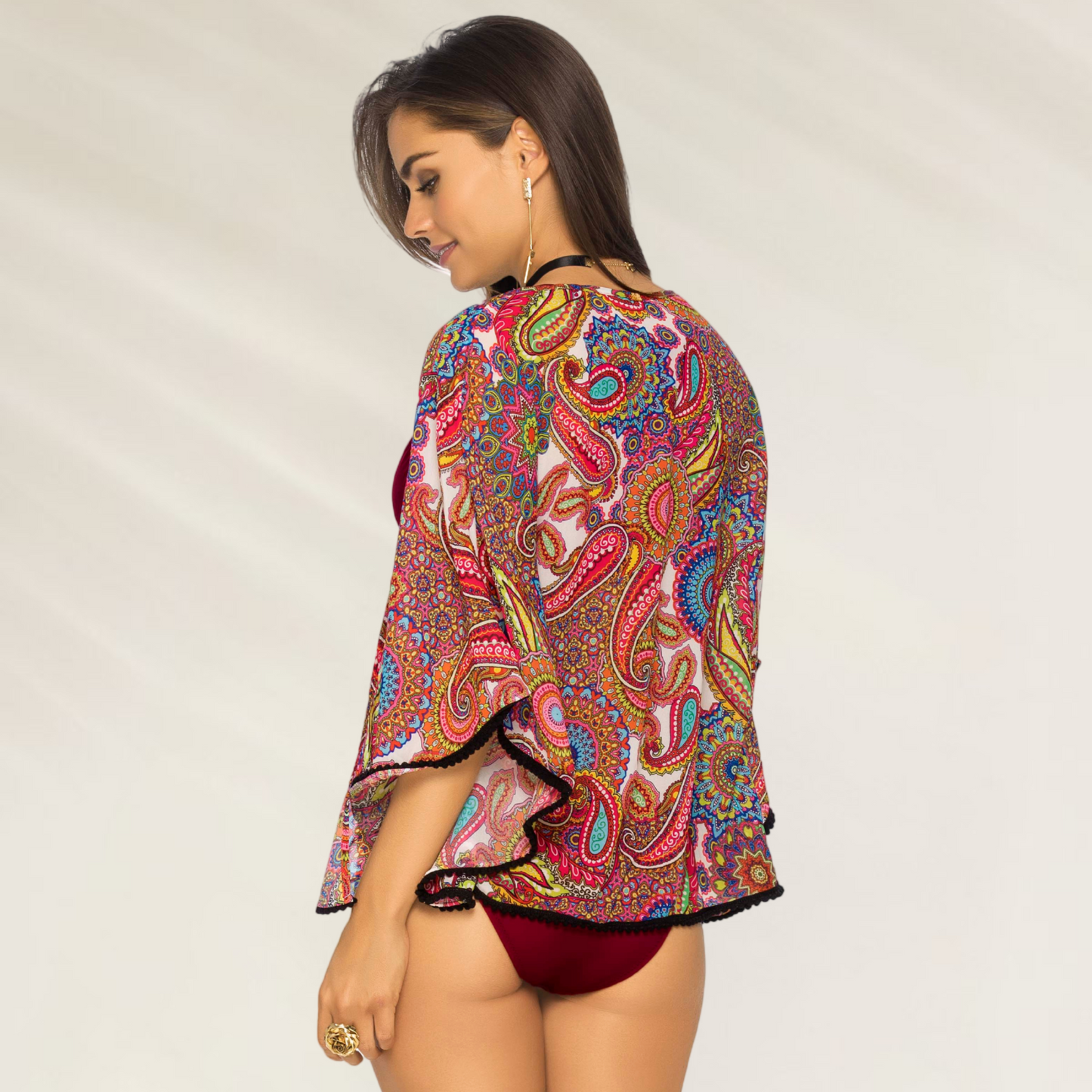 Kimono de Praia Curto Estampado Phax com padrão colorido estilo paisley usado por mulher de costas