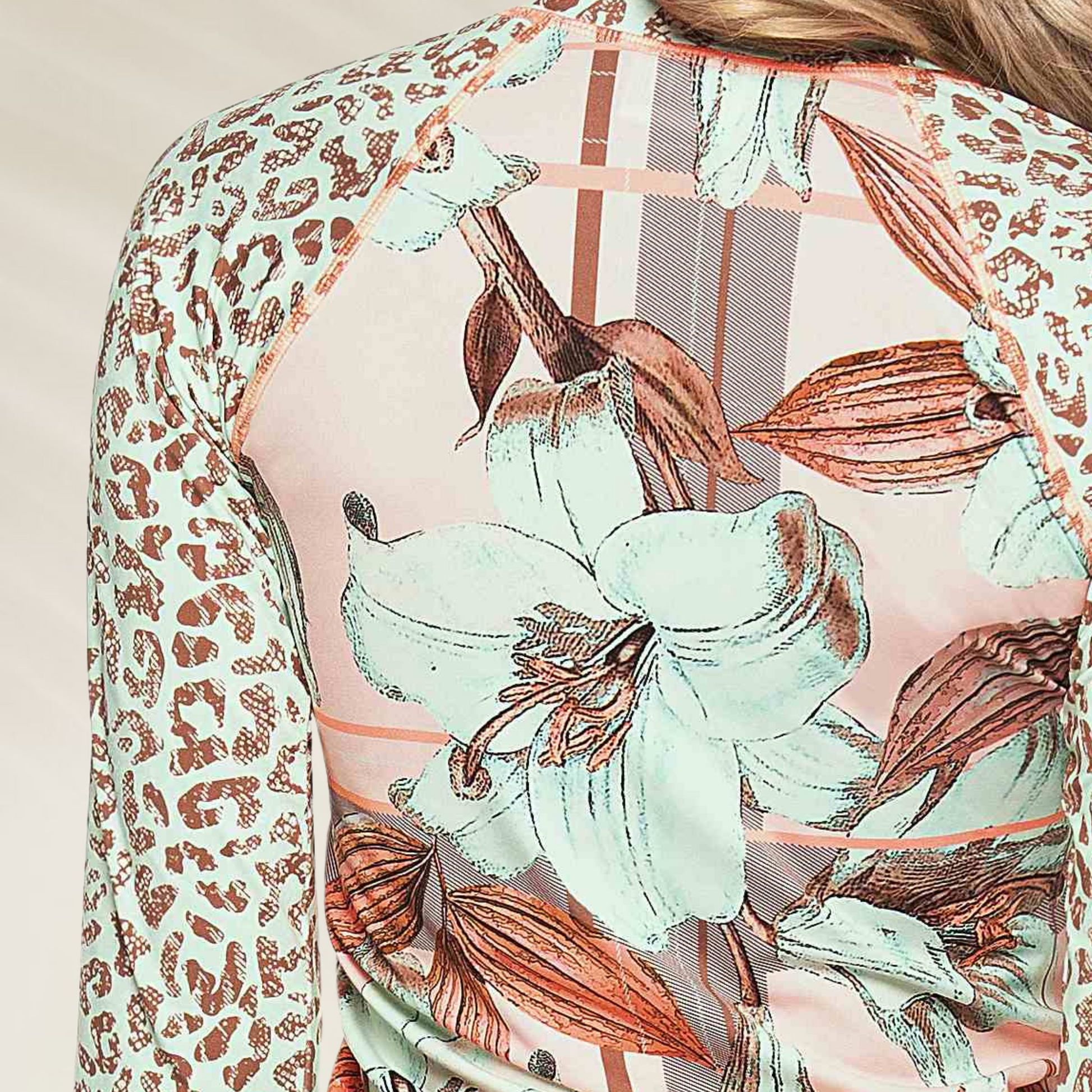 Rashguard Floral e Animal Print com Manga Comprida Phax com estampa de flores e animal print