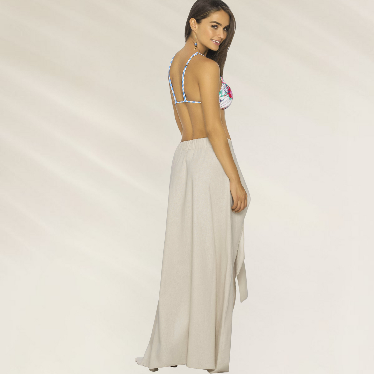 Saia Comprida com Cinto em Linho Phax nude usada por modelo com top colorido vista lateral