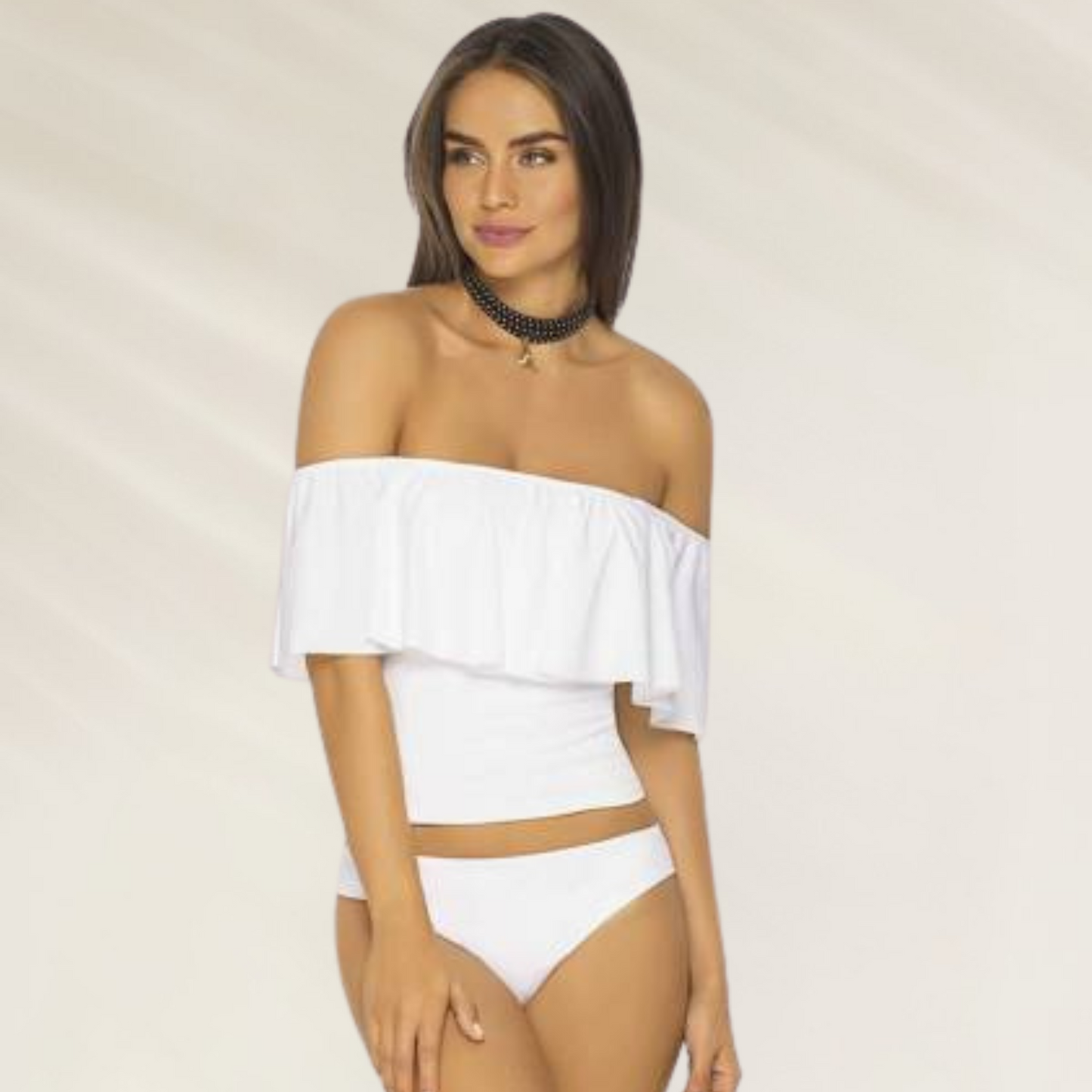 Tanquini Branco Phax com top ombro a ombro e babados, estilo sofisticado e elegante para praia