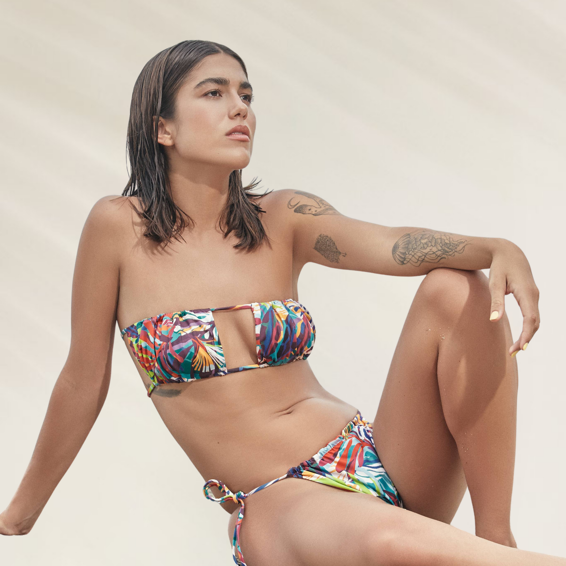 Mulher vestindo Top Bandeau PHAX com Estilo e Versatilidade Tropical em estampa colorida vibrante