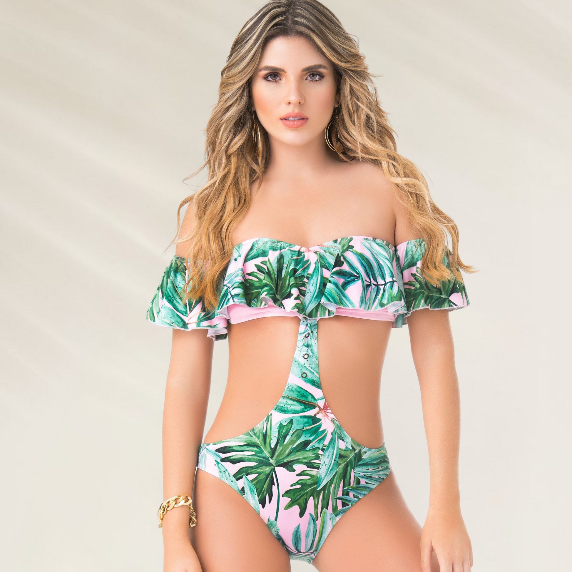 Trikini Phax com design tropical e funcionalidade ajustável em modelo feminino com folhos