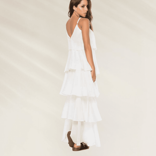 Vestido Comprido com Folhos e com Decote em V Phax branco com camadas e alças finas usado por modelo