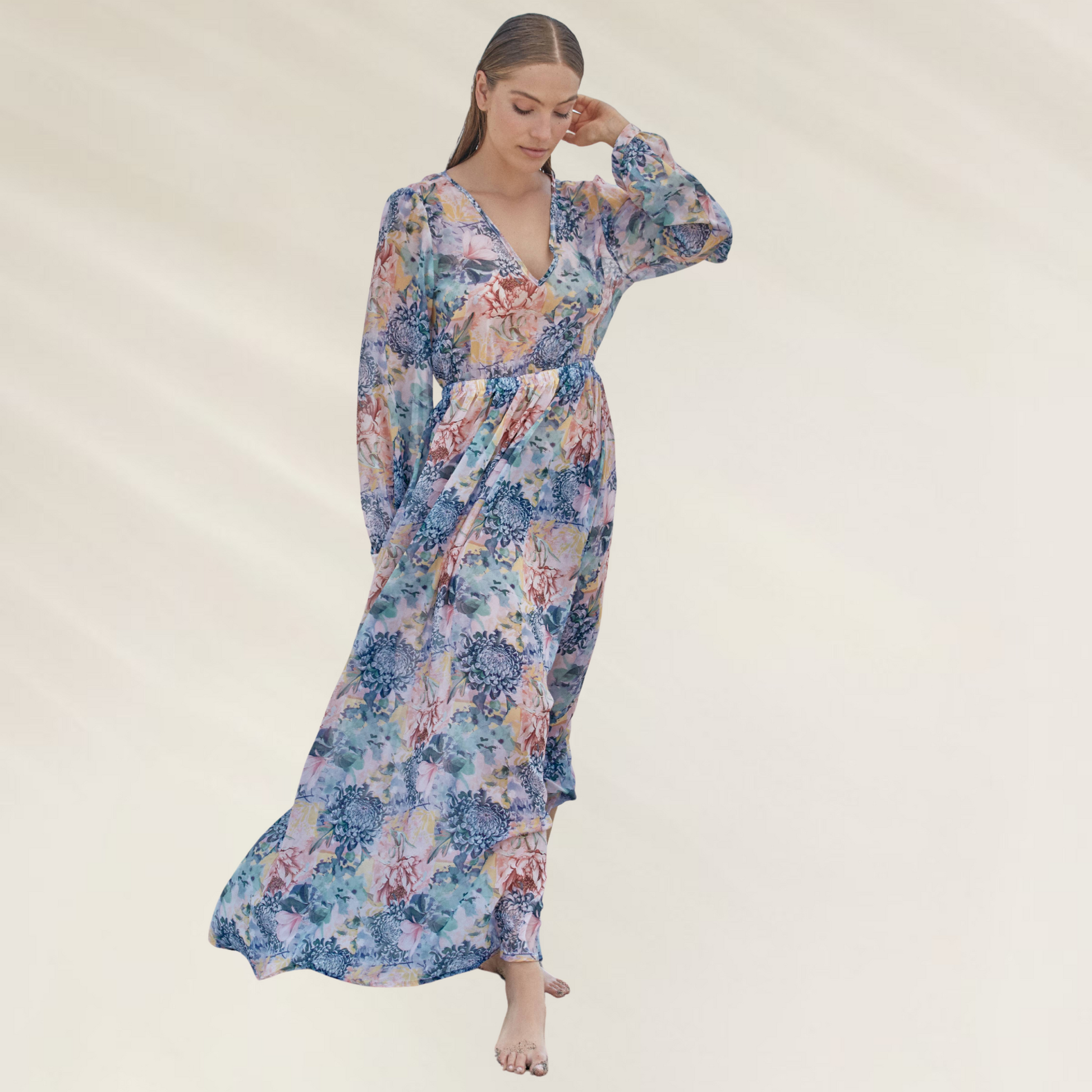 Mulher usando vestido comprido com mangas Phax estampado em cores suaves e design fluido