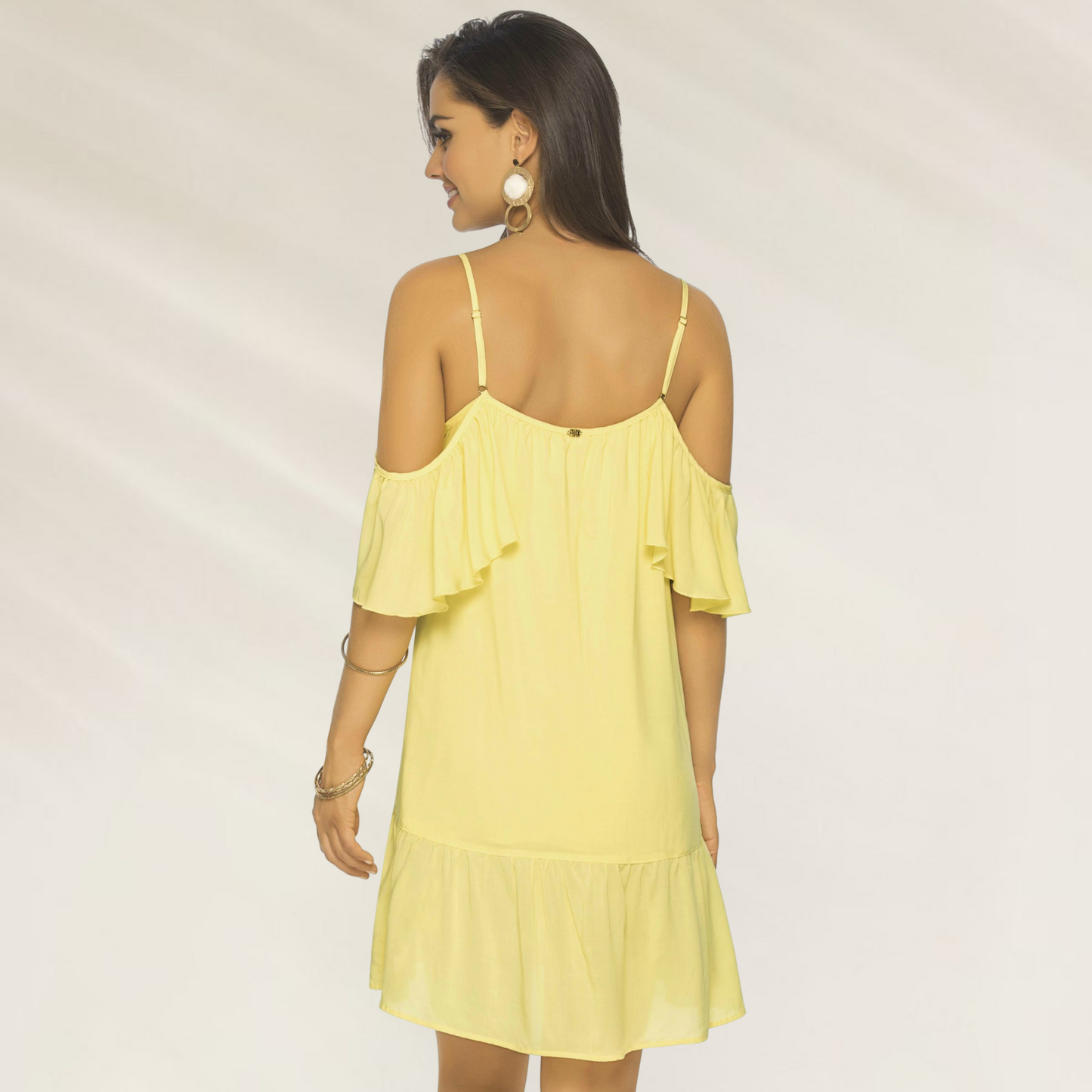Vestido Curto com Alças Finas e Folhos Phax amarelo em tecido leve usado por mulher vista de costas