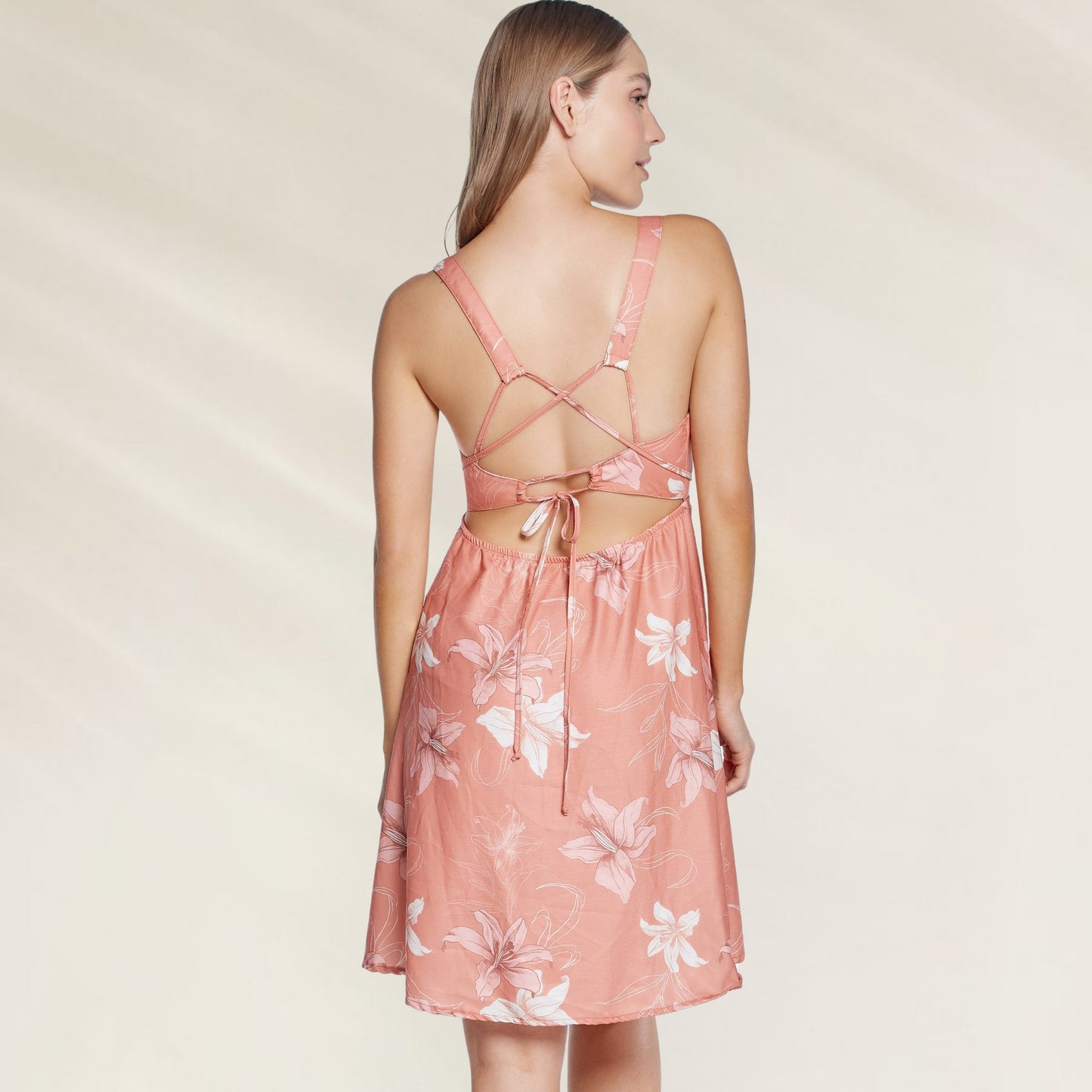 Vestido Curto Phax com Cintura Ajustável em tecido floral rosa com alças e amarração nas costas