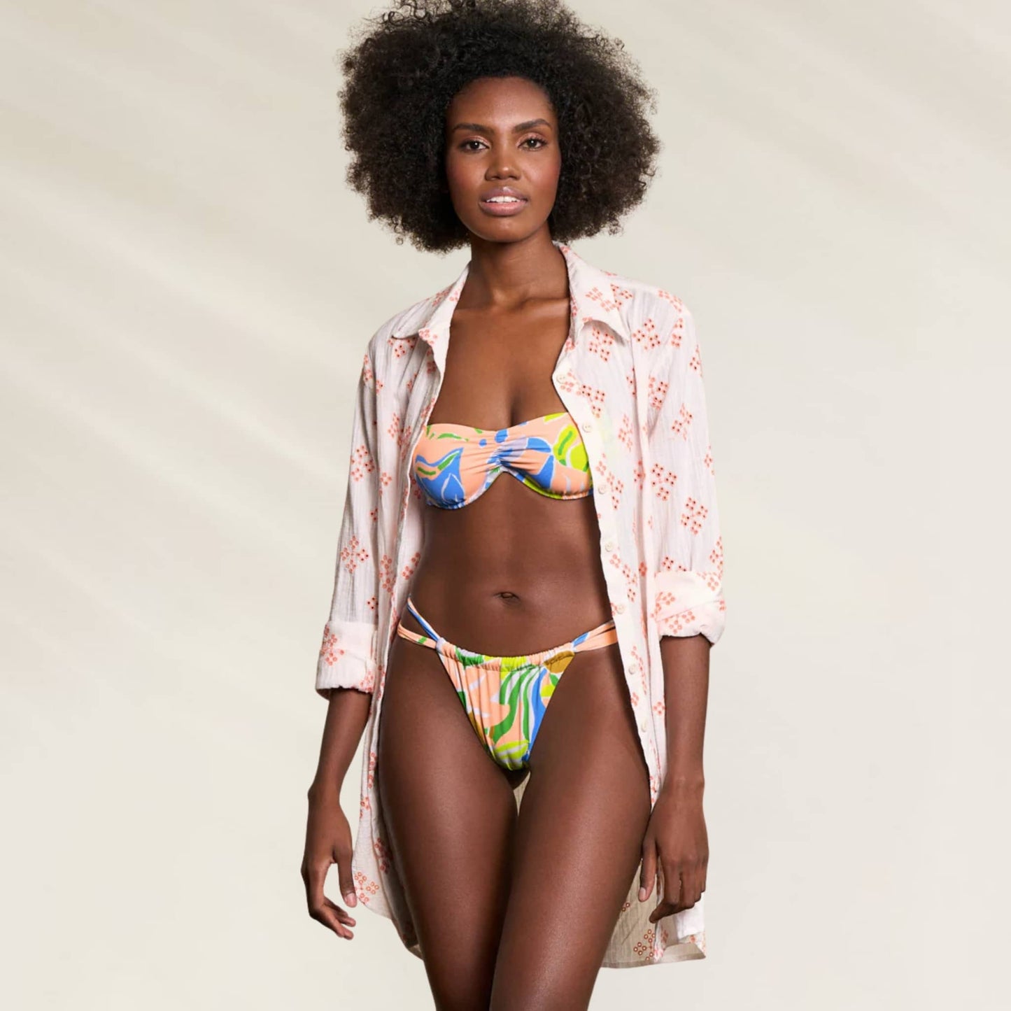 Camisa Maaji leve e estilosa, ideal para usar sobre trajes de banho vibrantes