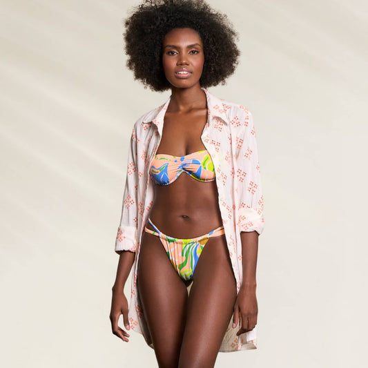 Camisa Maaji leve e estilosa, ideal para usar sobre trajes de banho vibrantes