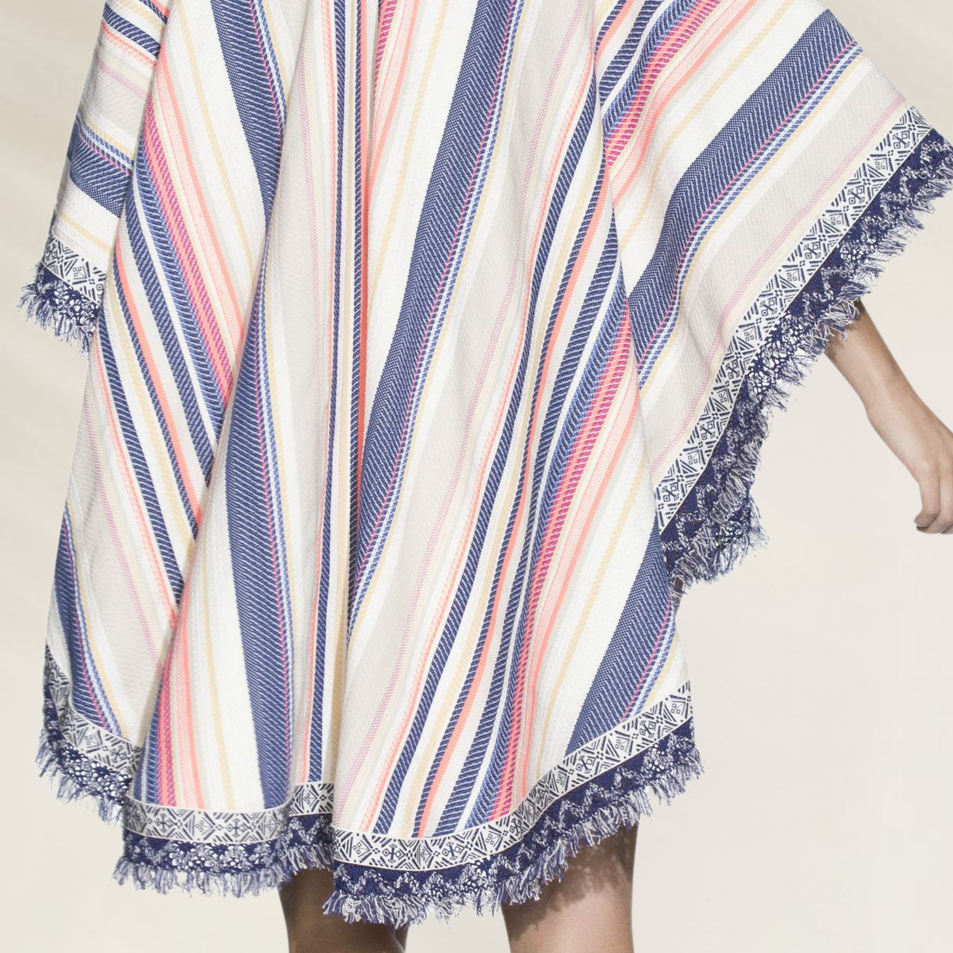 Poncho Multiusos Maaji Estilo Boho Chic com estampas listradas e franjas elegantes