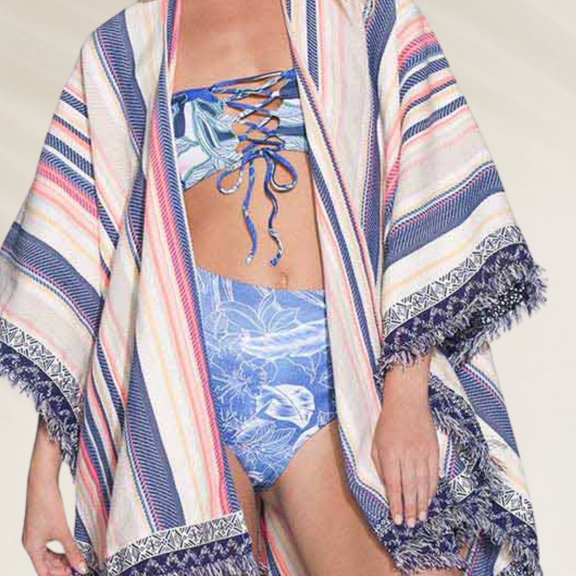 Poncho Multiusos Maaji Estilo Boho Chic com franjas e design colorido, ideal para dias de praia