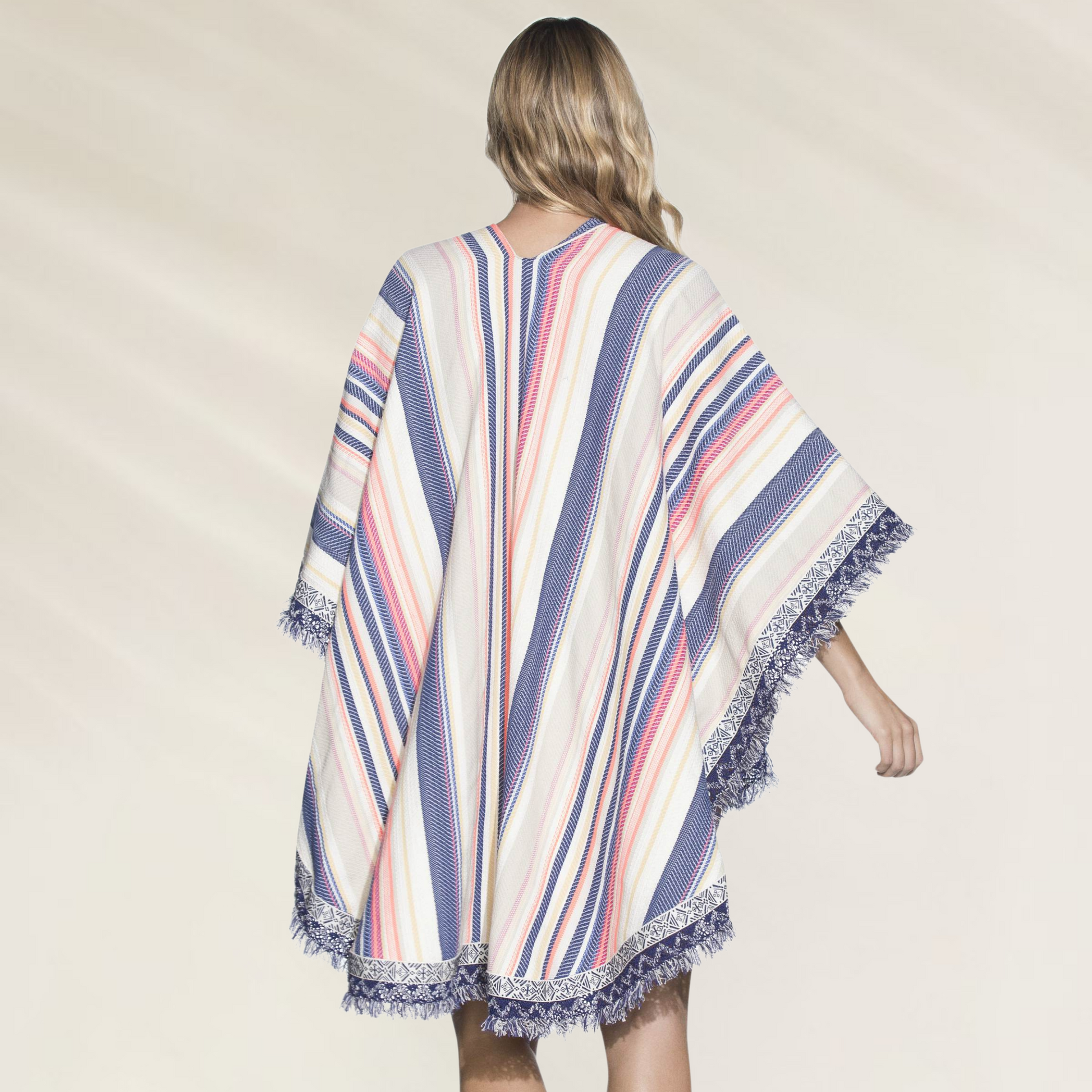 Poncho Multiusos Maaji Estilo Boho Chic com franjas e estampa listrada colorida
