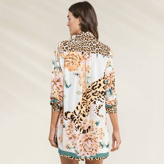 Camisa Maaji estampada com leopardo e flores em fundo claro, vista na parte traseira