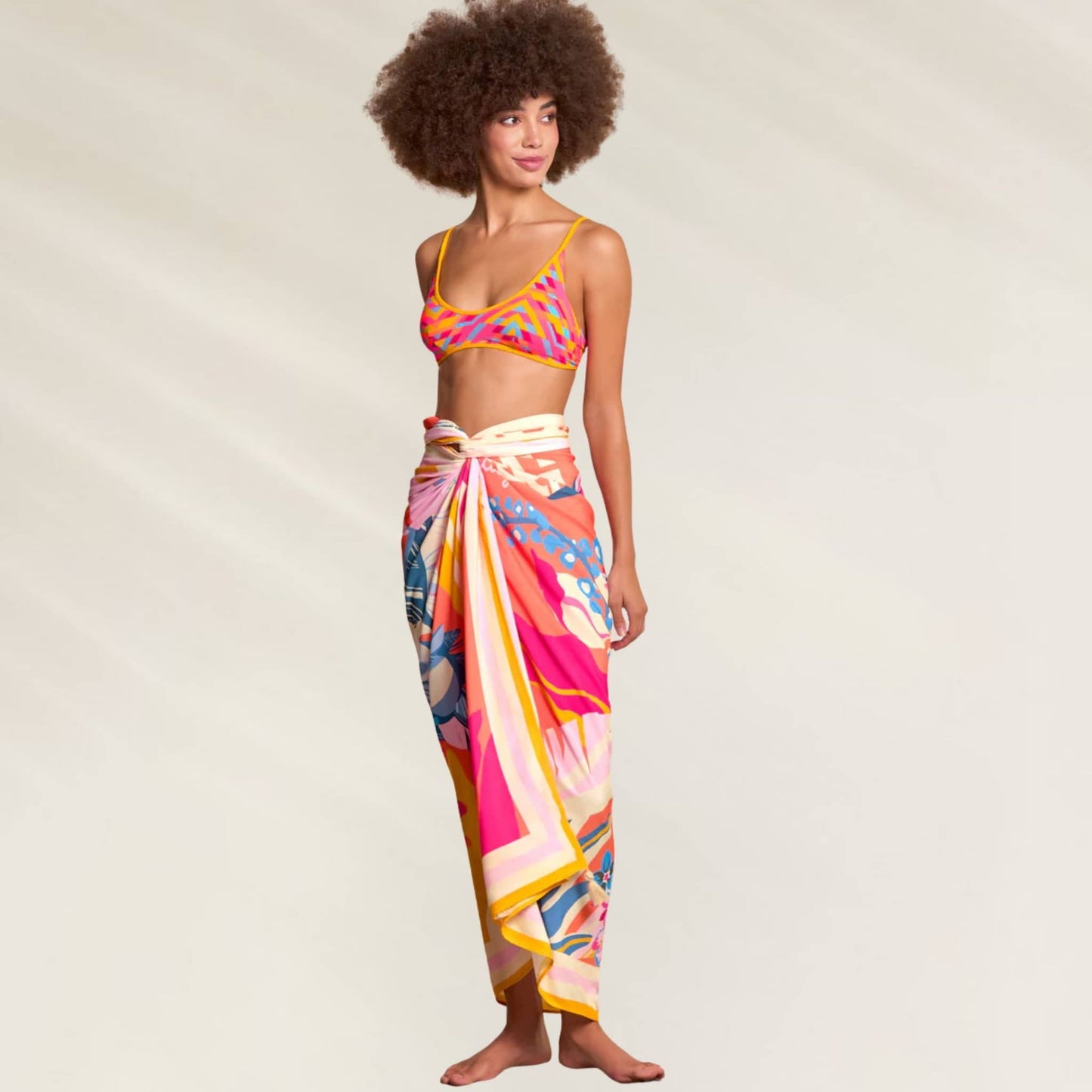 Pareo Maaji colorido com estampas vibrantes, perfeito para a praia ou piscina