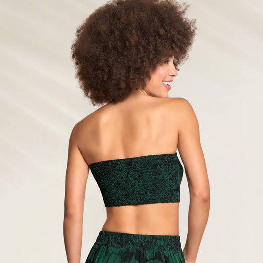 Top crop Maaji verde com design strapless ideal para looks de verão e ocasiões casuais