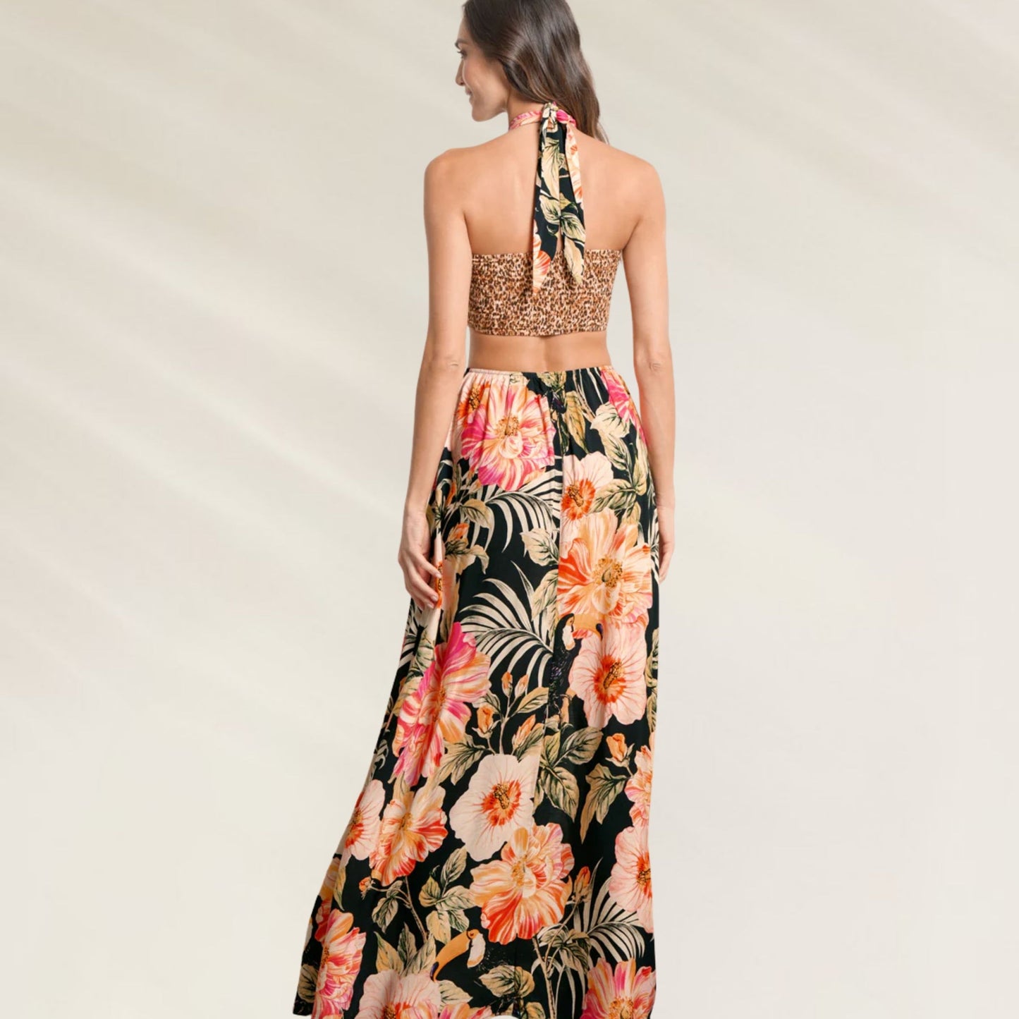 Vestido comprido Maaji com estampa floral vibrante e detalhe de amarração nas costas