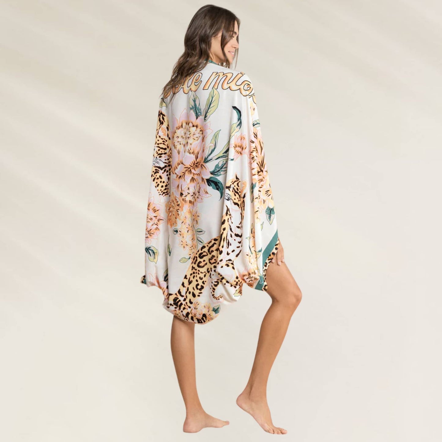 Pareo Maaji estampado com flores e animal print em tons suaves, ideal para a praia ou piscina