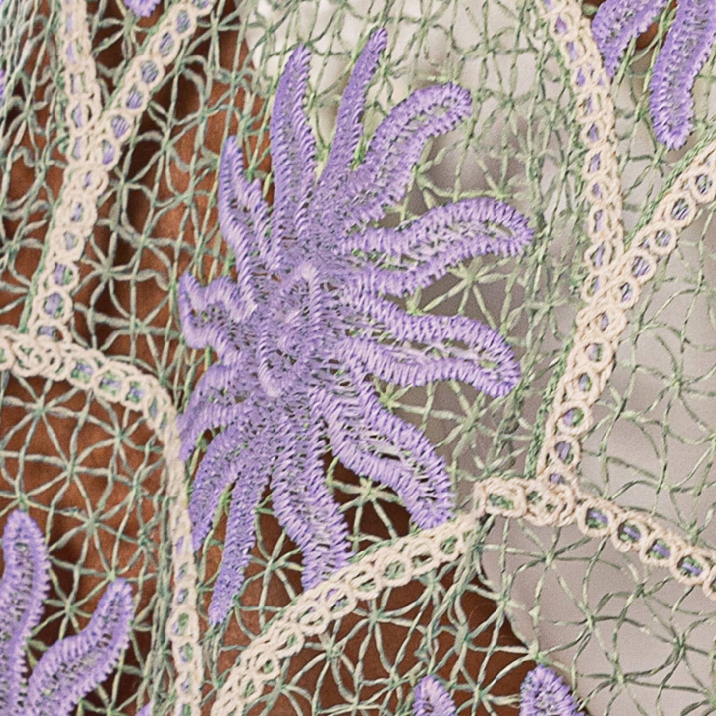 Detalhe em crochê floral da Saia Curta Solene Estampada da Maaji com cores vibrantes