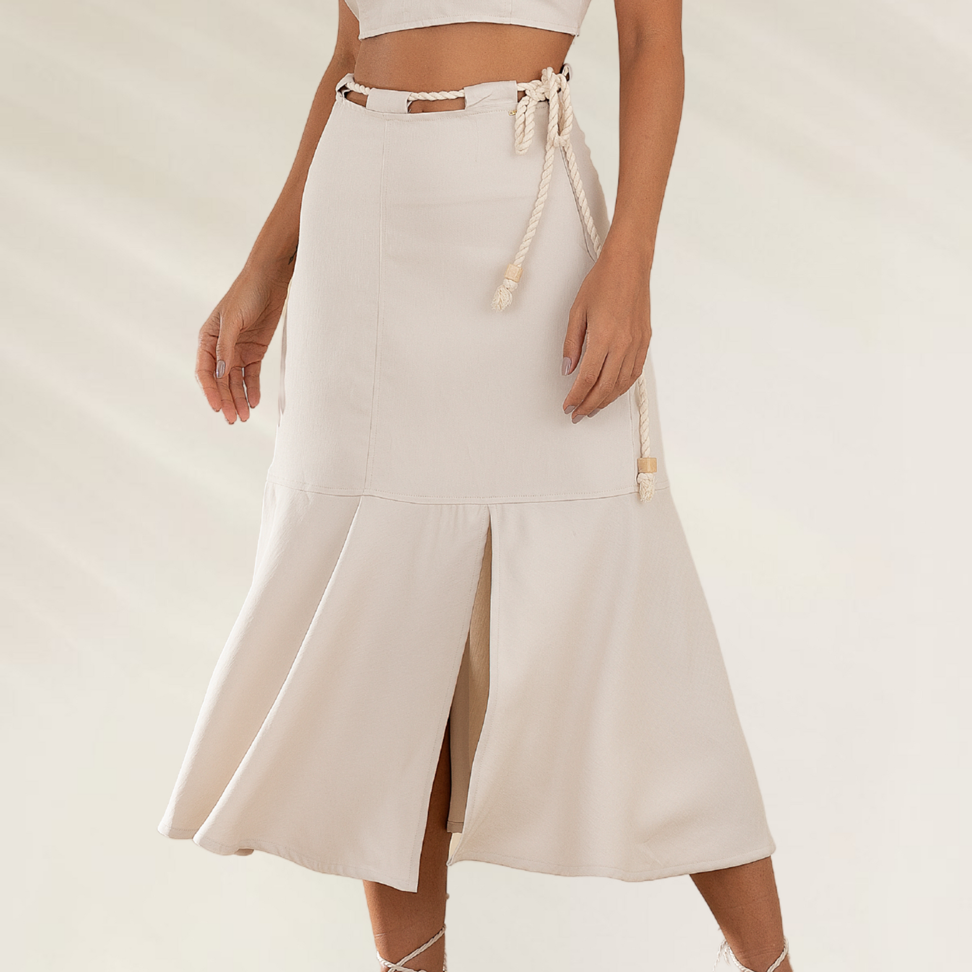 Saia Debrisa Midi Cordas em creme com fenda e detalhe de amarração na cintura