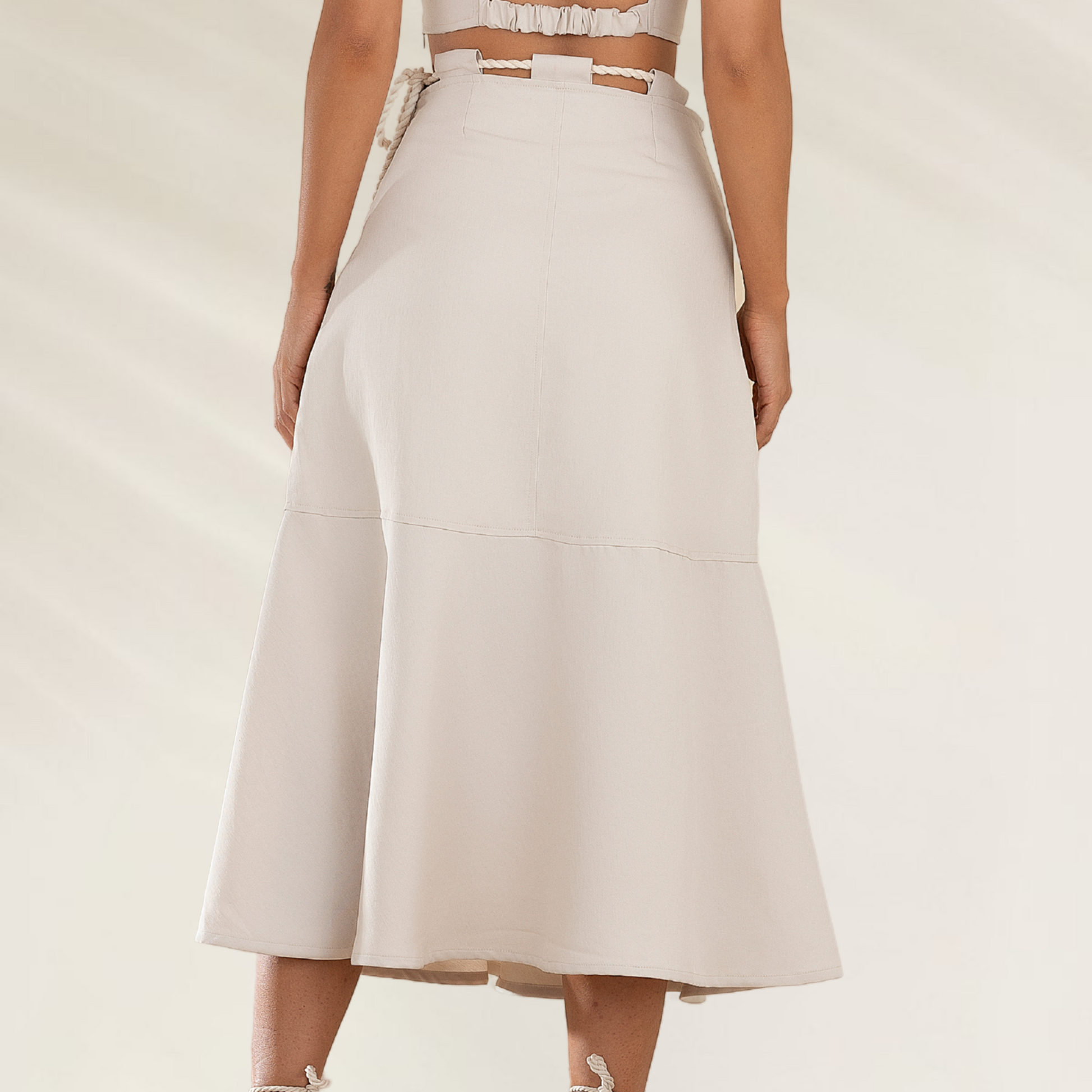Saia Debrisa Midi Cordas em tom claro com detalhes elegantes e caimento fluido nas costas