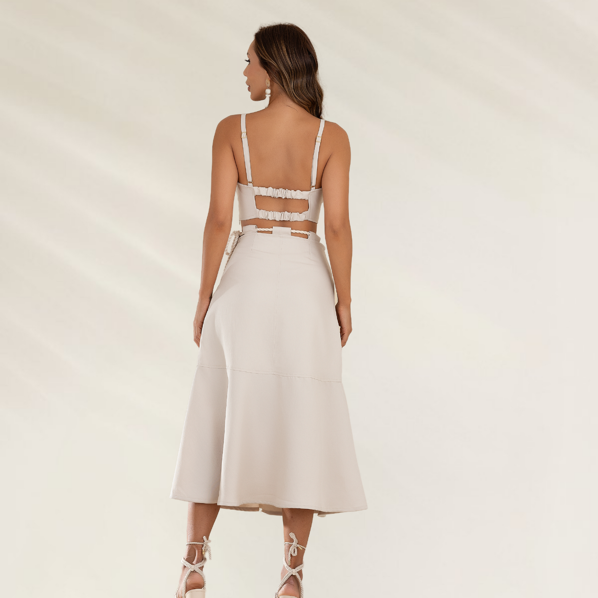 Saia Debrisa Midi Cordas em tom claro, com recortes nas costas para um toque elegante