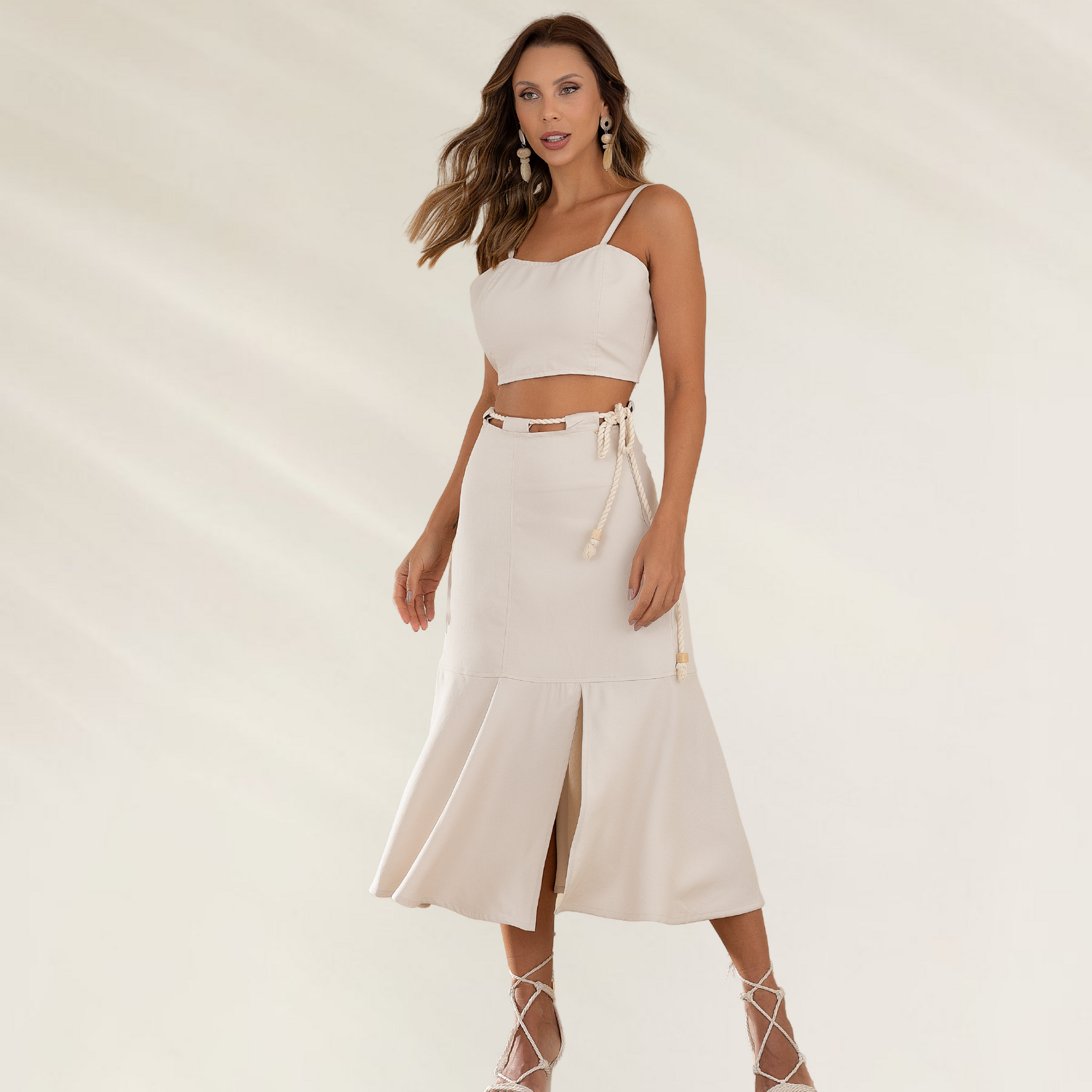 Saia Debrisa Midi Cordas em tom nude com fenda frontal e ajuste na cintura