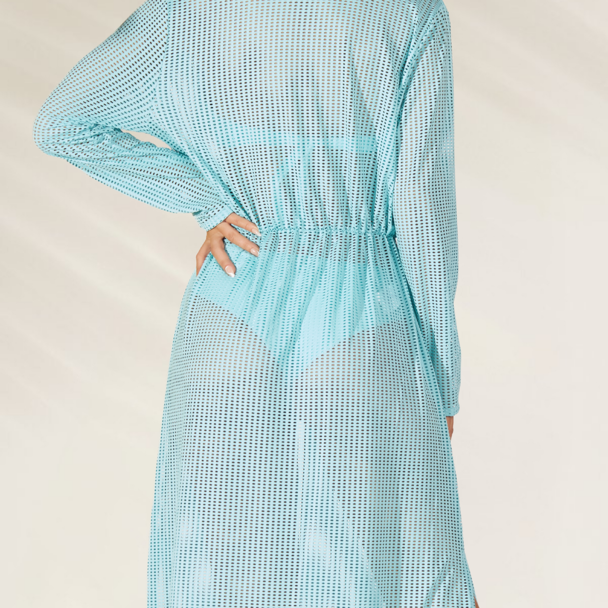 Saída de Praia Longa Debrisa em azul claro com detalhes em rede, ideal para dias de calor e elegância leve
