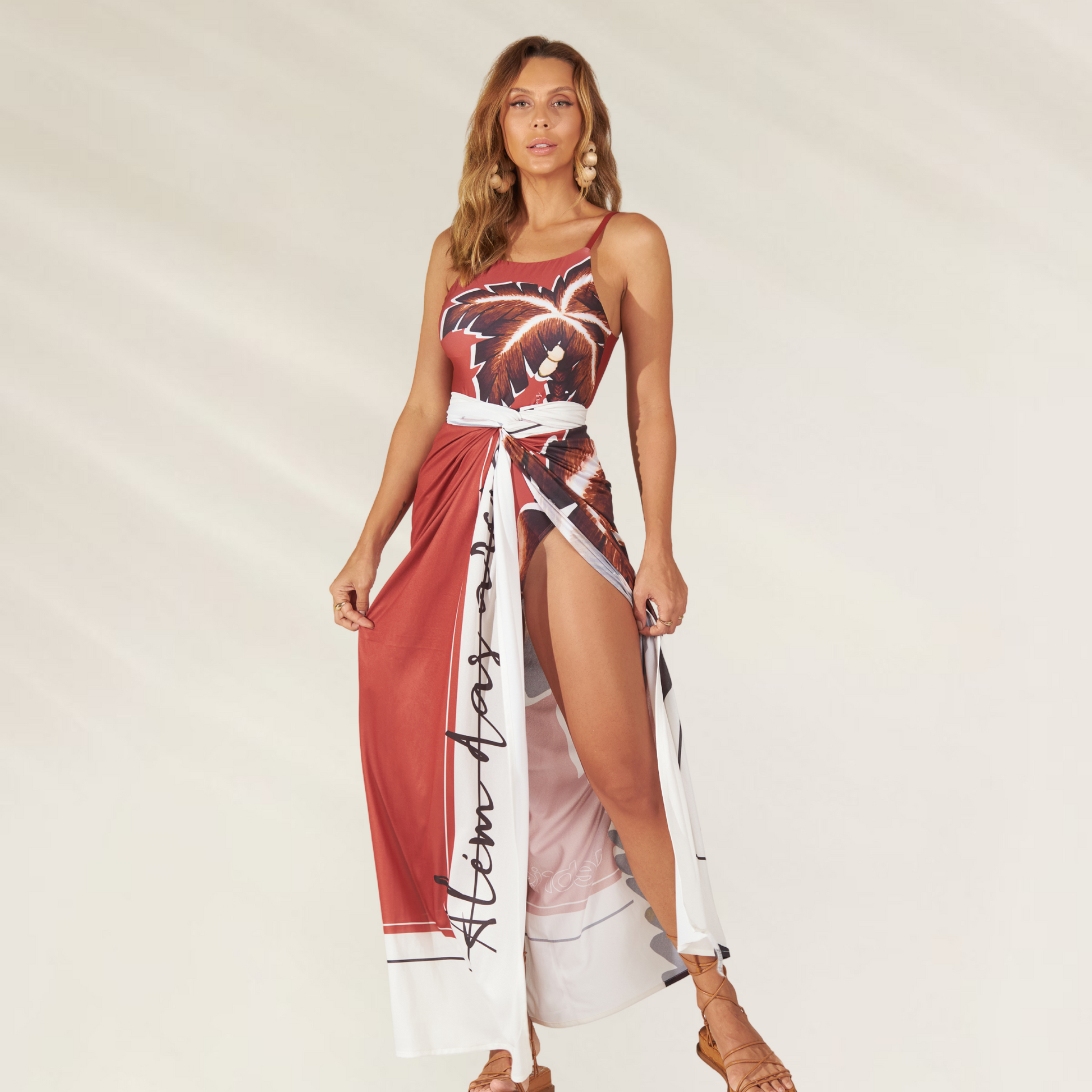 Sarong Debrisa Alem das Areias em estilo vibrante, ideal para dias de sol e praia