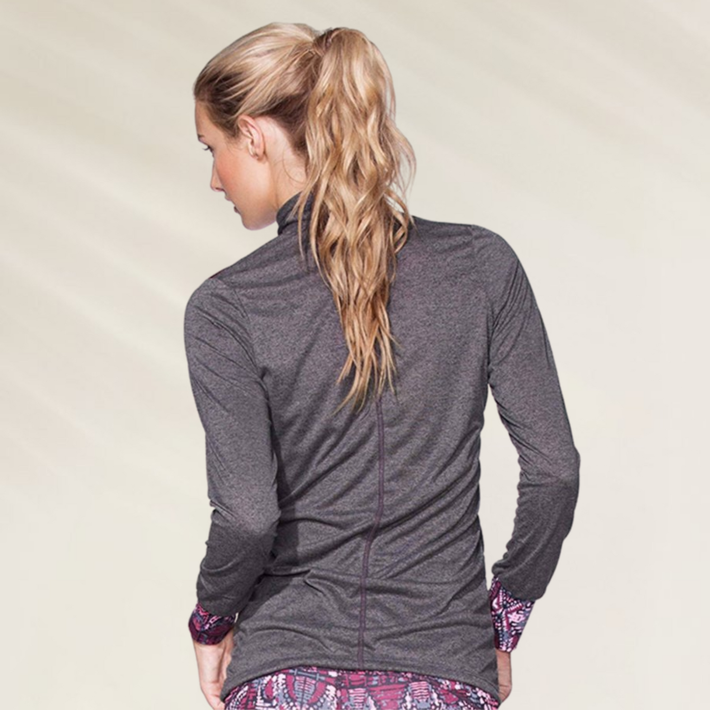 Modelo usando o Sweater Desportiva Feminina Maaji – Conforto, Estilo e Performance, vista traseira