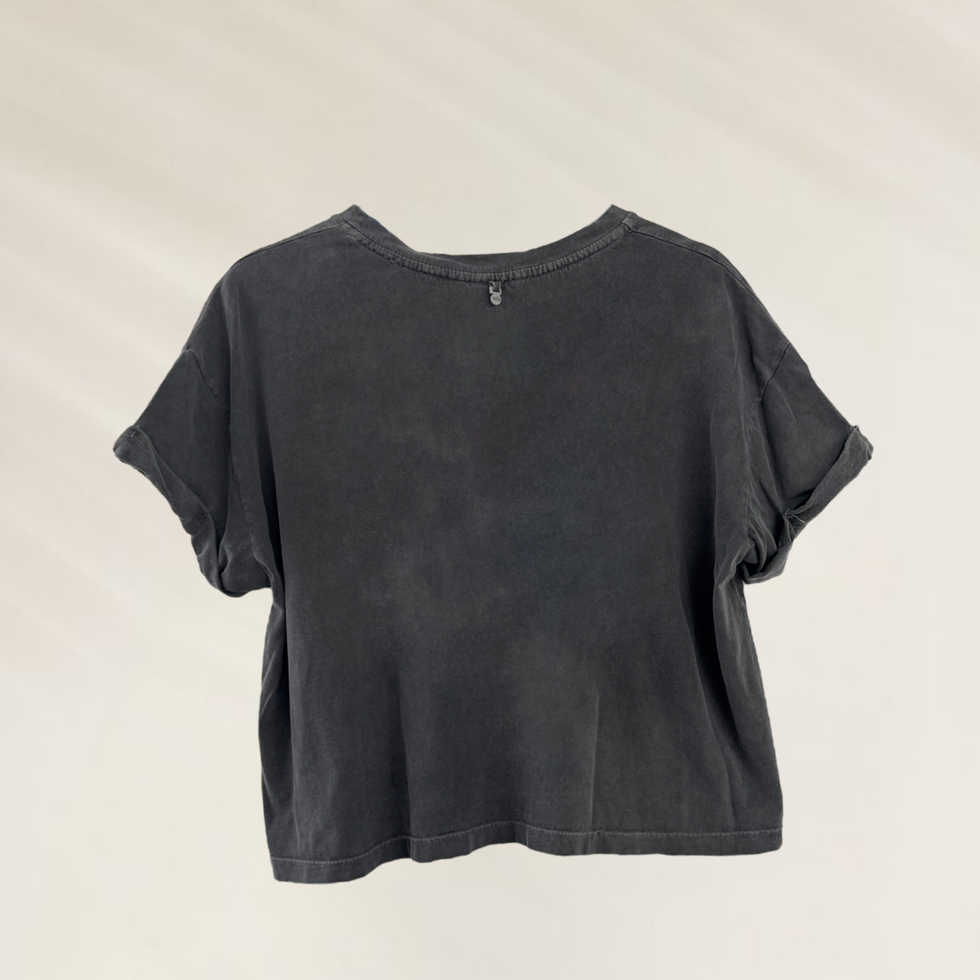 T-Shirt oversized Malai slow down em algodão na cor preta com mangas dobradas e corte descontraído