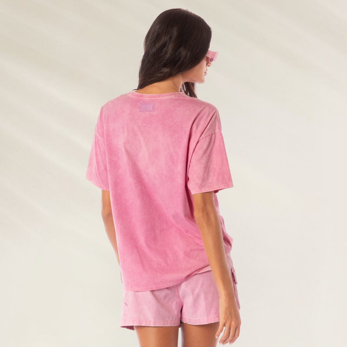 T-shirt rosa com aplicações da Maaji, vista traseira em tecido macio e descontraído