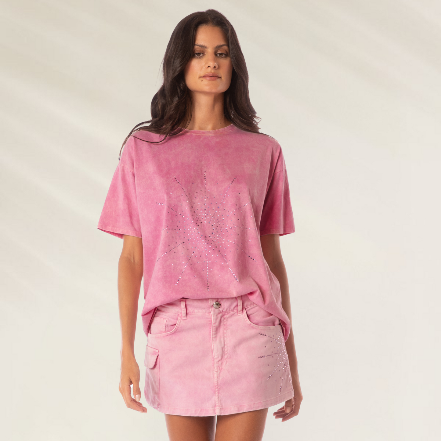 T-shirt rosa com aplicações da Maaji em estilo casual, com detalhes brilhantes para um visual moderno