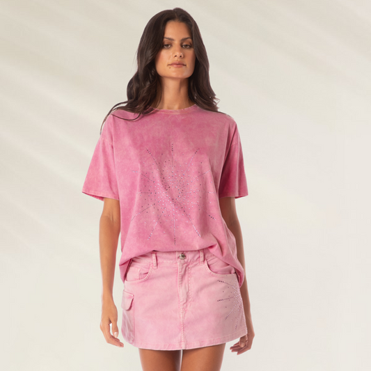 T-shirt rosa com aplicações da Maaji em estilo casual, com detalhes brilhantes para um visual moderno