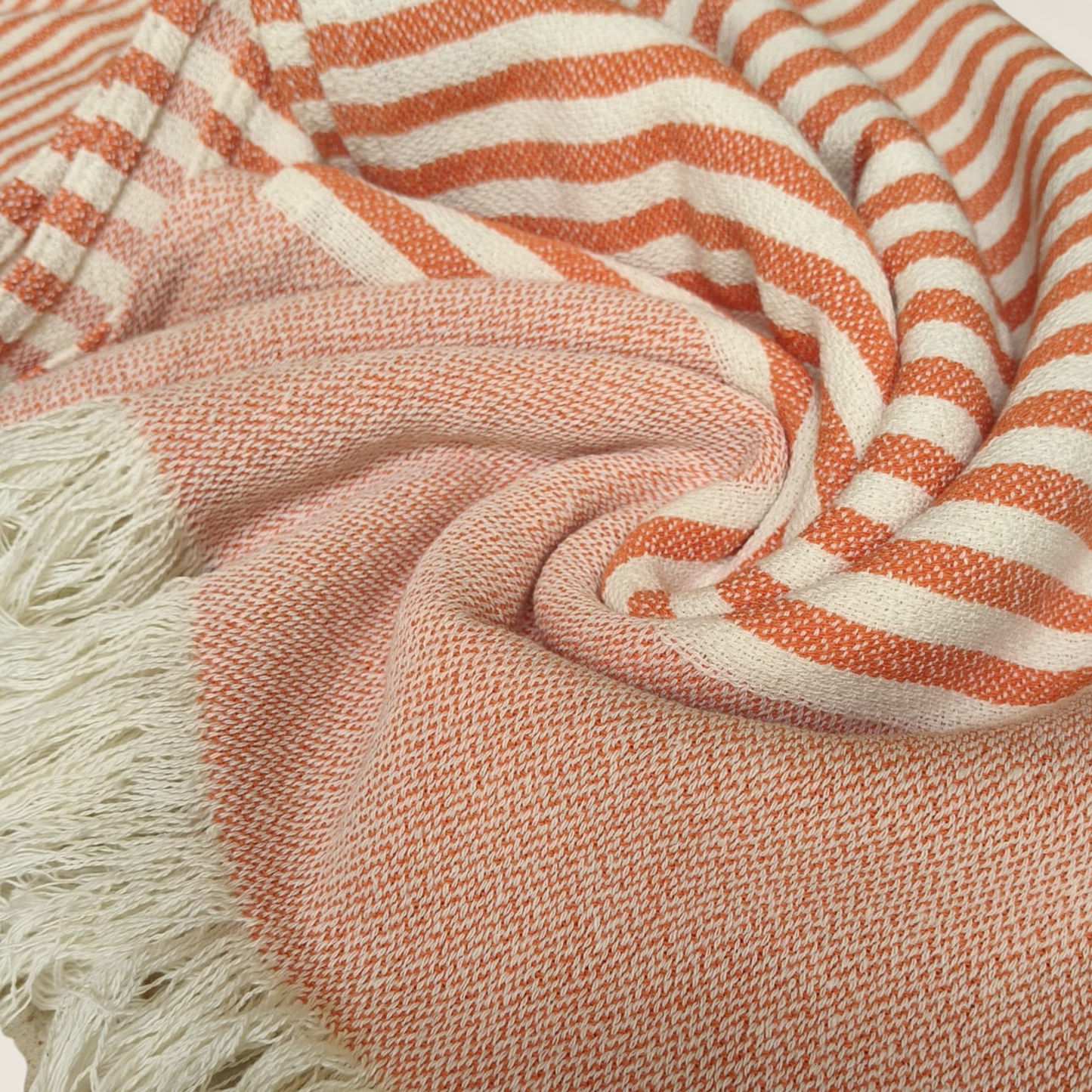 Toalha Coral Stripes Kalua com Listras Laranjas e Brancas, ideal para dias de praia
