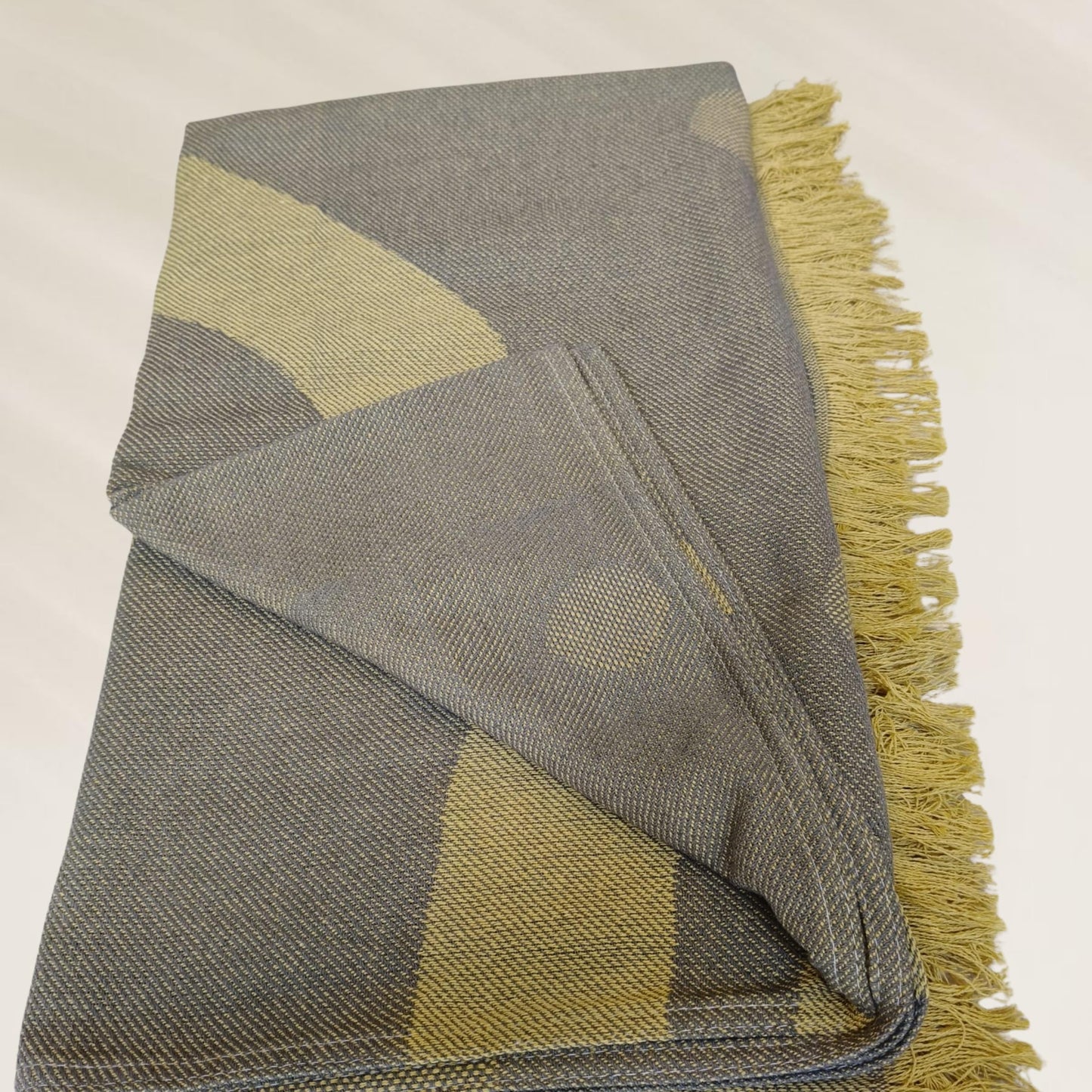 Toalha Golden Waves da Kalua com estampa moderna e franjas, ideal para a praia e piscina