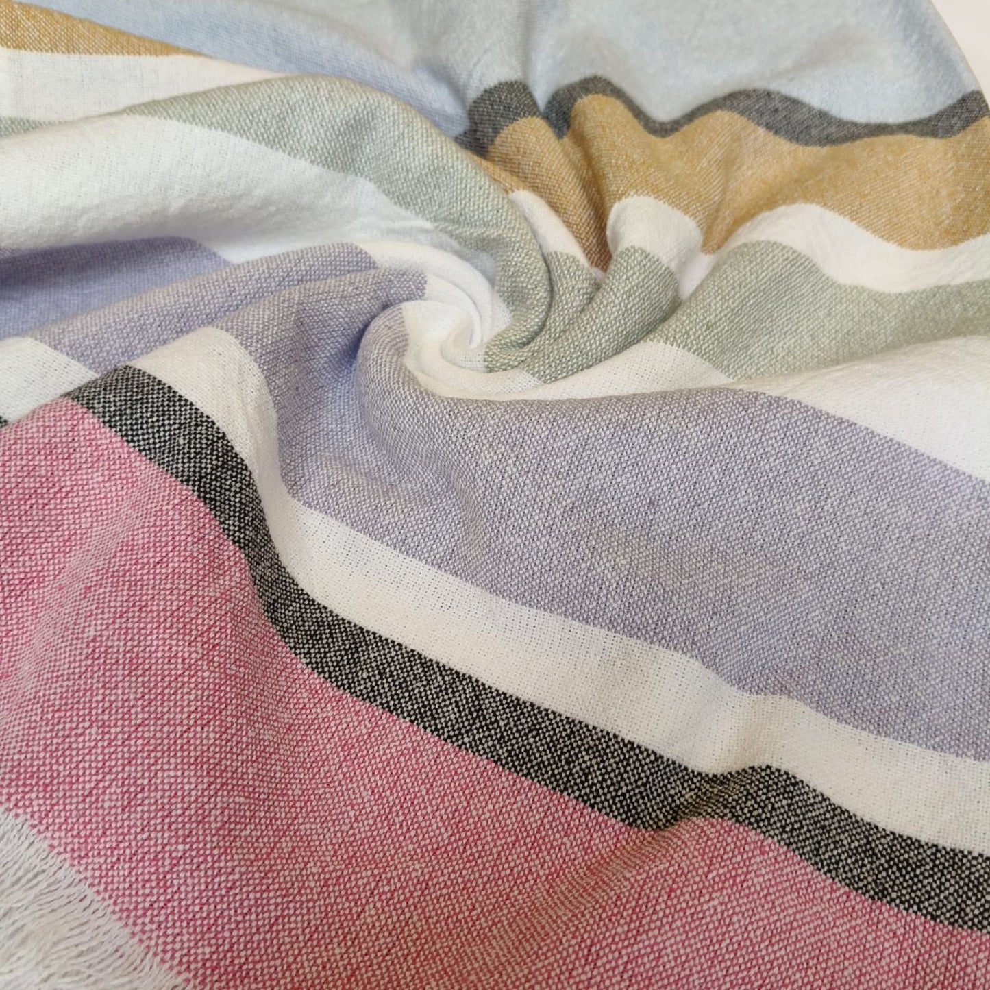 Toalha Pastel Multicolor da Kalua com listras suaves em tons variados para praia ou piscina