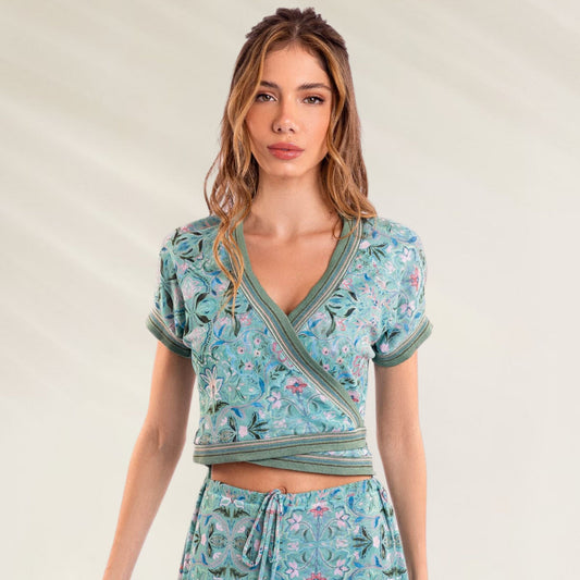 Top Ballerina Nimpheas em verde com bordado floral e design elegante para looks femininos