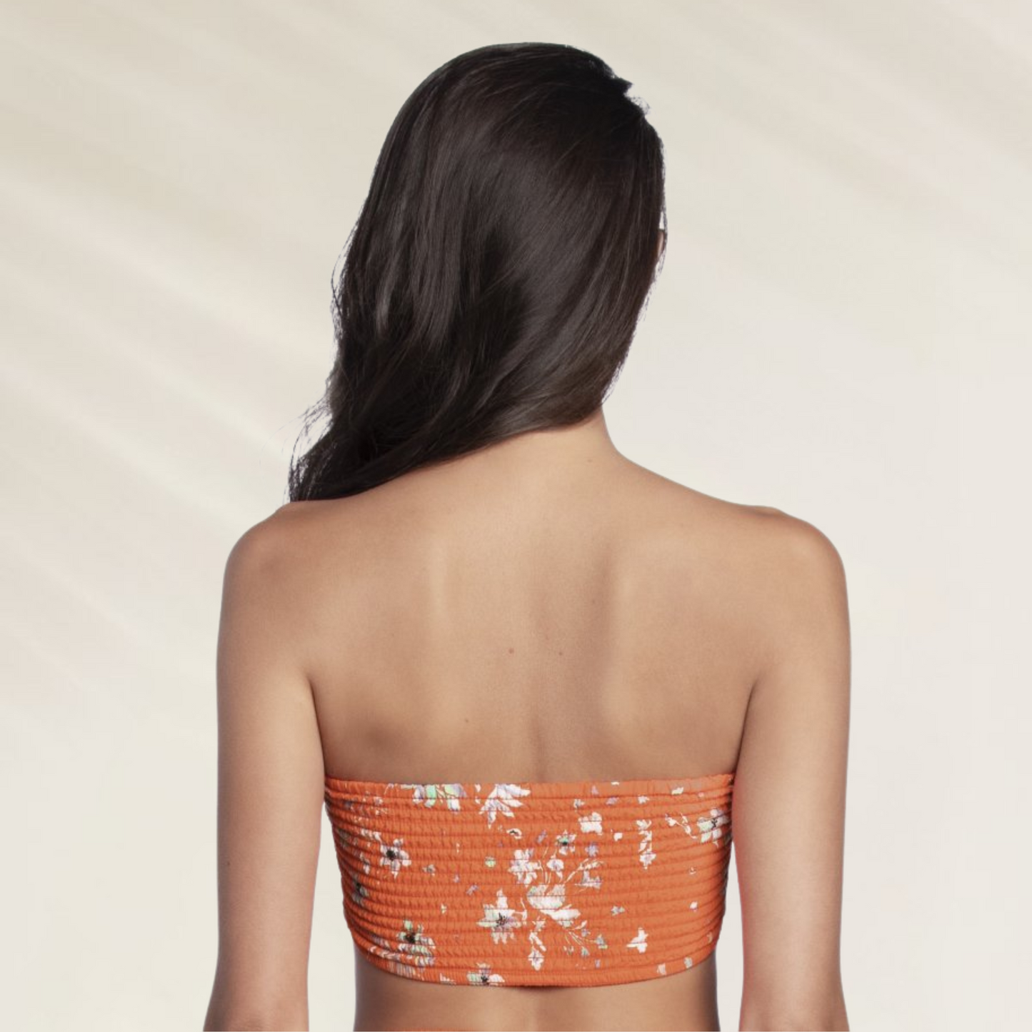 Top Bandeau Floral Maaji em tom laranja com estampa delicada, ideal para conforto, estilo e versatilidade